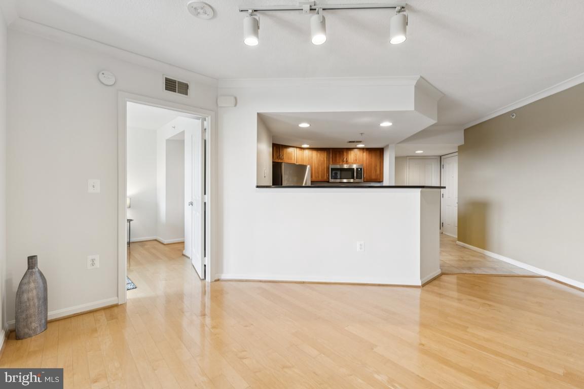 2220 FAIRFAX DR #309, ARLINGTON, Virginia 22201, 1 Bedroom Bedrooms, 4 Rooms Rooms,1 BathroomBathrooms,Residential,For sale,2220 FAIRFAX DR #309,VAAR2060082 MLS # VAAR2060082