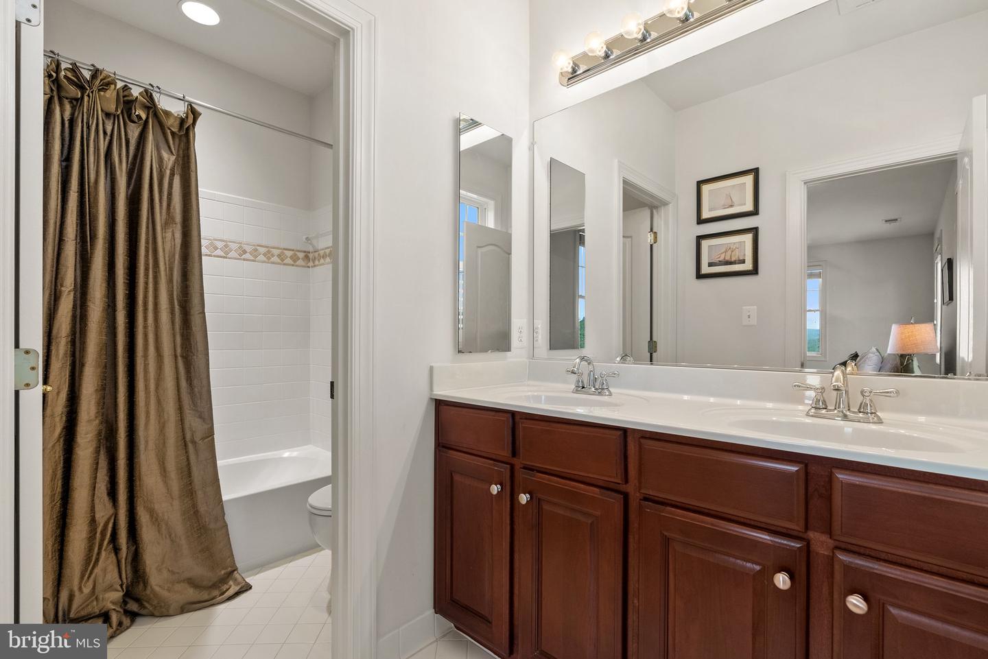 22077 OATLANDS RD, ALDIE, Virginia 20105, 5 Bedrooms Bedrooms, ,5 BathroomsBathrooms,Residential,For sale,22077 OATLANDS RD,VALO2101470 MLS # VALO2101470