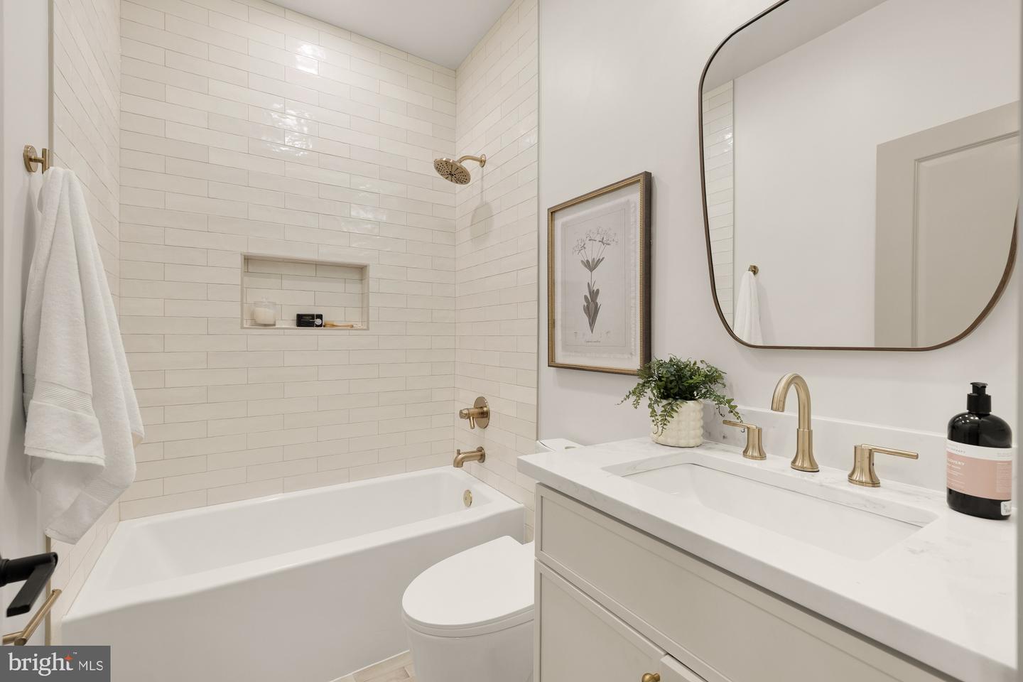2422 NORTH CAPITOL ST NW, WASHINGTON, District Of Columbia 20002, 5 Bedrooms Bedrooms, ,3 BathroomsBathrooms,Residential,For sale,2422 NORTH CAPITOL ST NW,DCDC2209900 MLS # DCDC2209900