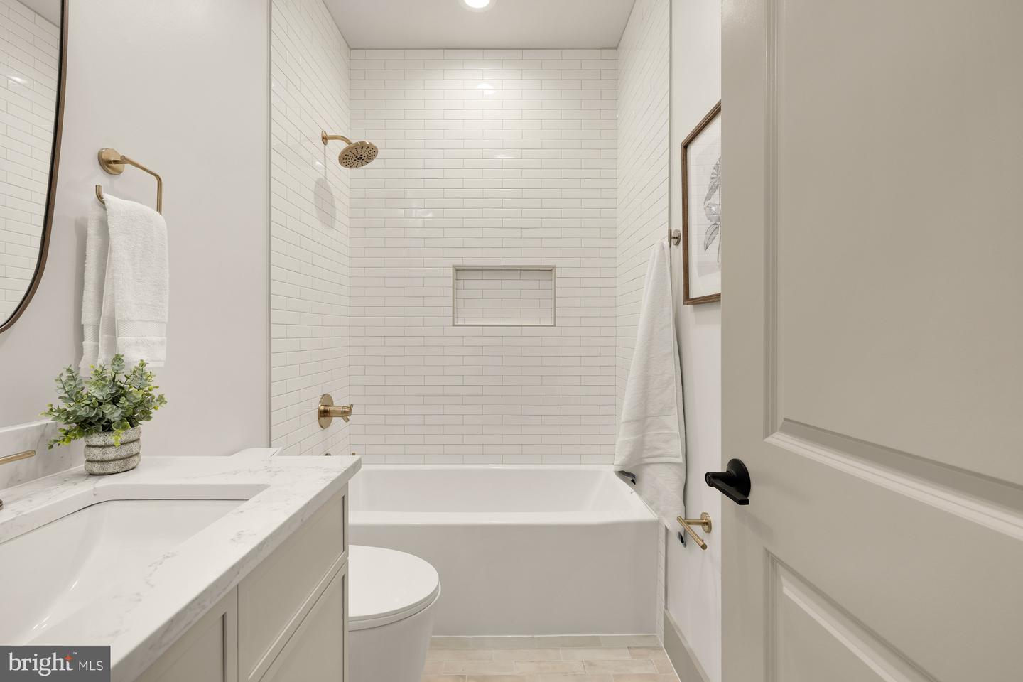 2422 NORTH CAPITOL ST NW, WASHINGTON, District Of Columbia 20002, 5 Bedrooms Bedrooms, ,3 BathroomsBathrooms,Residential,For sale,2422 NORTH CAPITOL ST NW,DCDC2209900 MLS # DCDC2209900