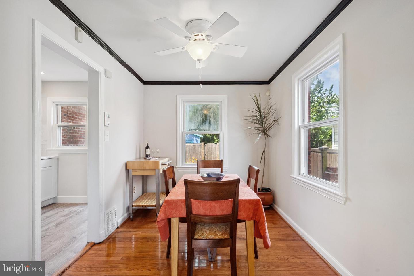 2146 S OAKLAND ST S, ARLINGTON, Virginia 22204, 2 Bedrooms Bedrooms, ,2 BathroomsBathrooms,Residential,For sale,2146 S OAKLAND ST S,VAAR2060614 MLS # VAAR2060614