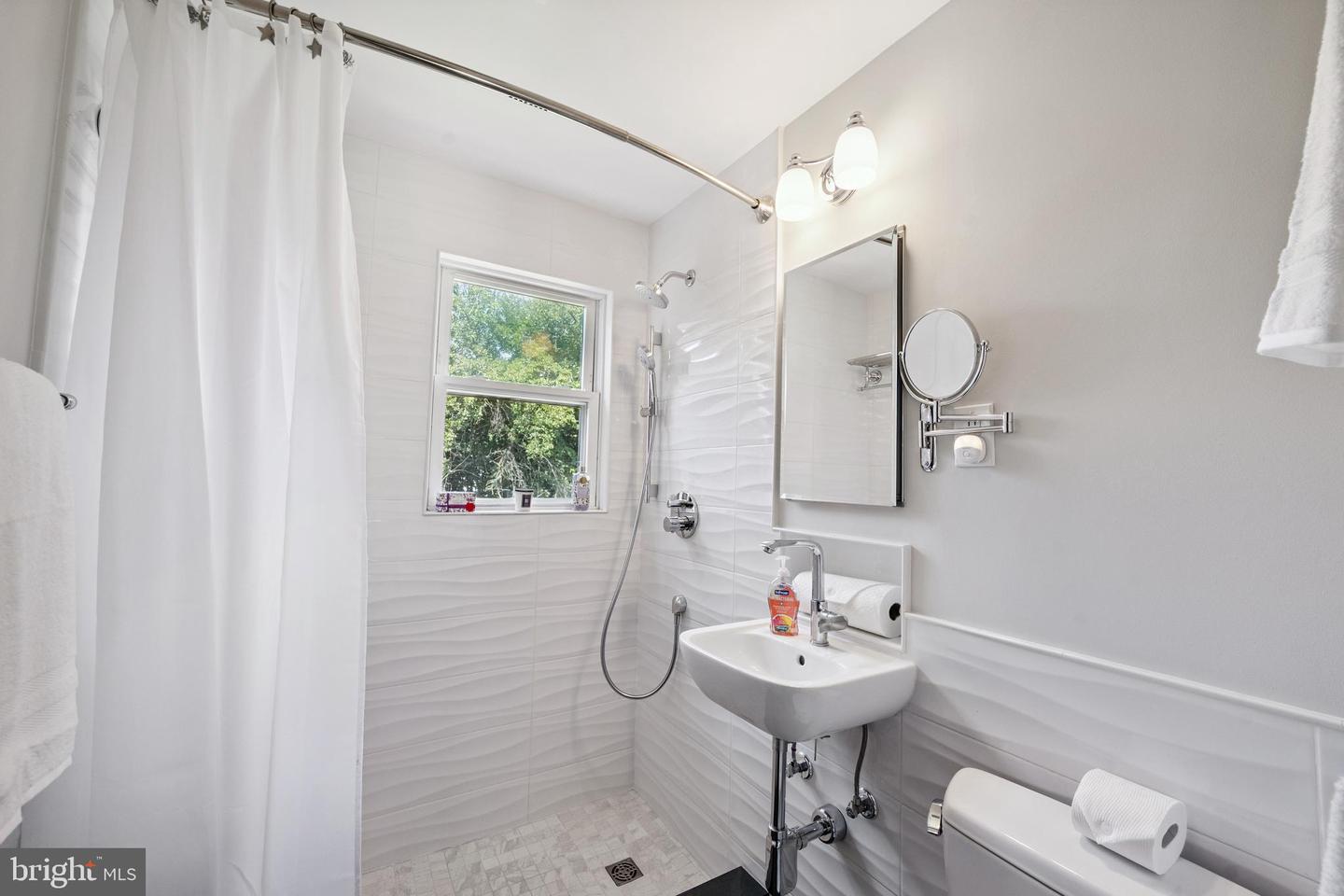 2146 S OAKLAND ST S, ARLINGTON, Virginia 22204, 2 Bedrooms Bedrooms, ,2 BathroomsBathrooms,Residential,For sale,2146 S OAKLAND ST S,VAAR2060614 MLS # VAAR2060614