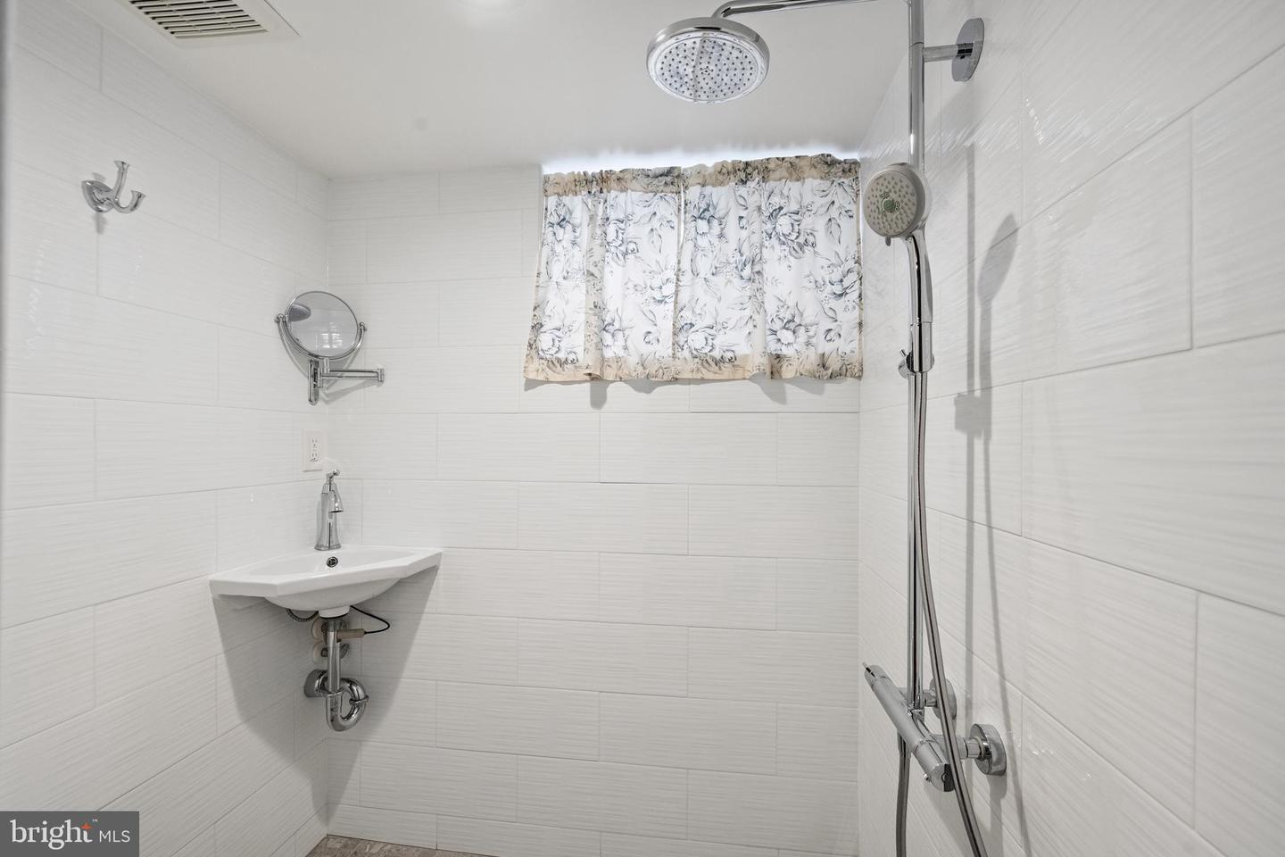 2146 S OAKLAND ST S, ARLINGTON, Virginia 22204, 2 Bedrooms Bedrooms, ,2 BathroomsBathrooms,Residential,For sale,2146 S OAKLAND ST S,VAAR2060614 MLS # VAAR2060614