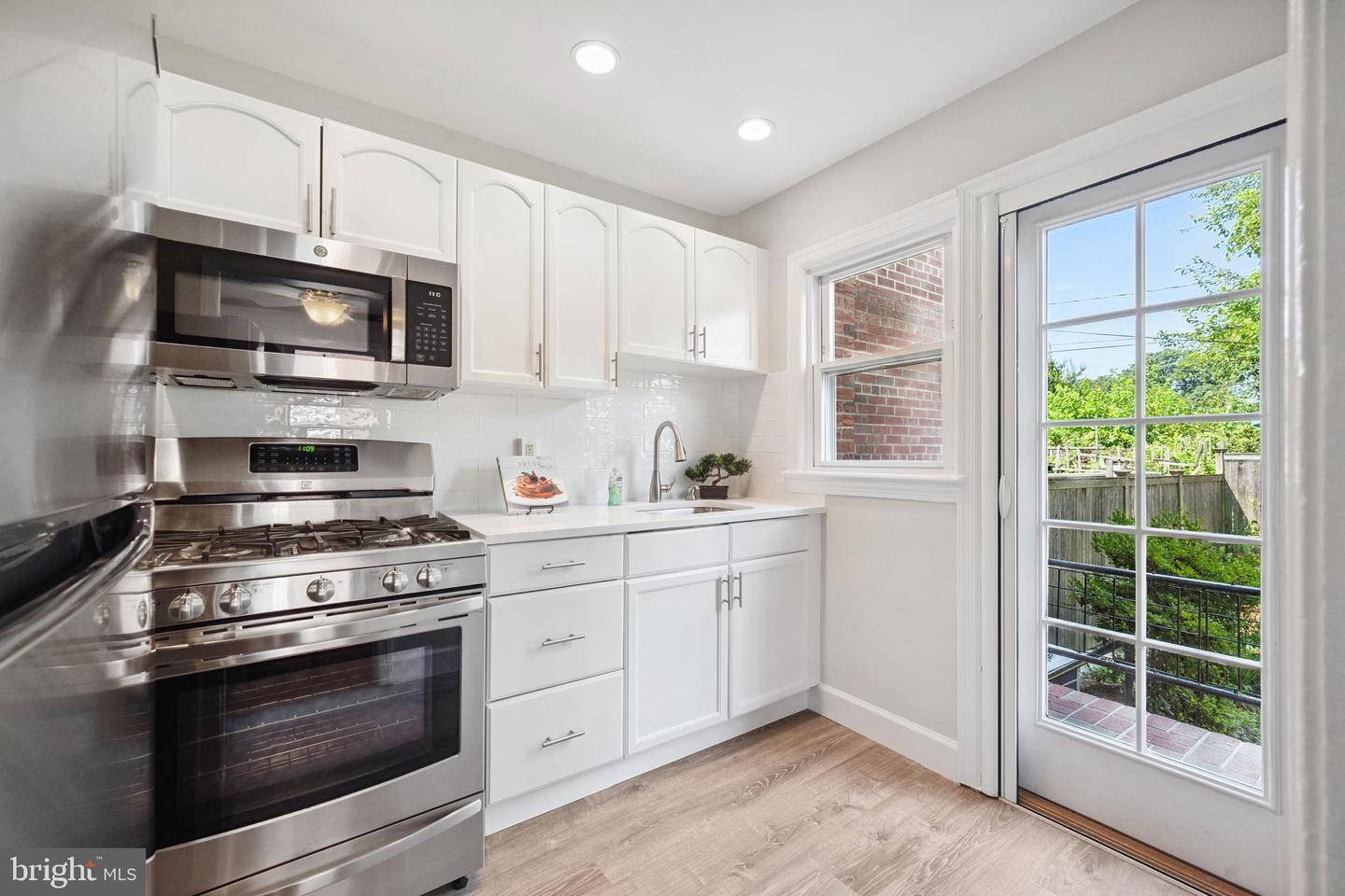 2146 S OAKLAND ST S, ARLINGTON, Virginia 22204, 2 Bedrooms Bedrooms, ,2 BathroomsBathrooms,Residential,For sale,2146 S OAKLAND ST S,VAAR2060614 MLS # VAAR2060614