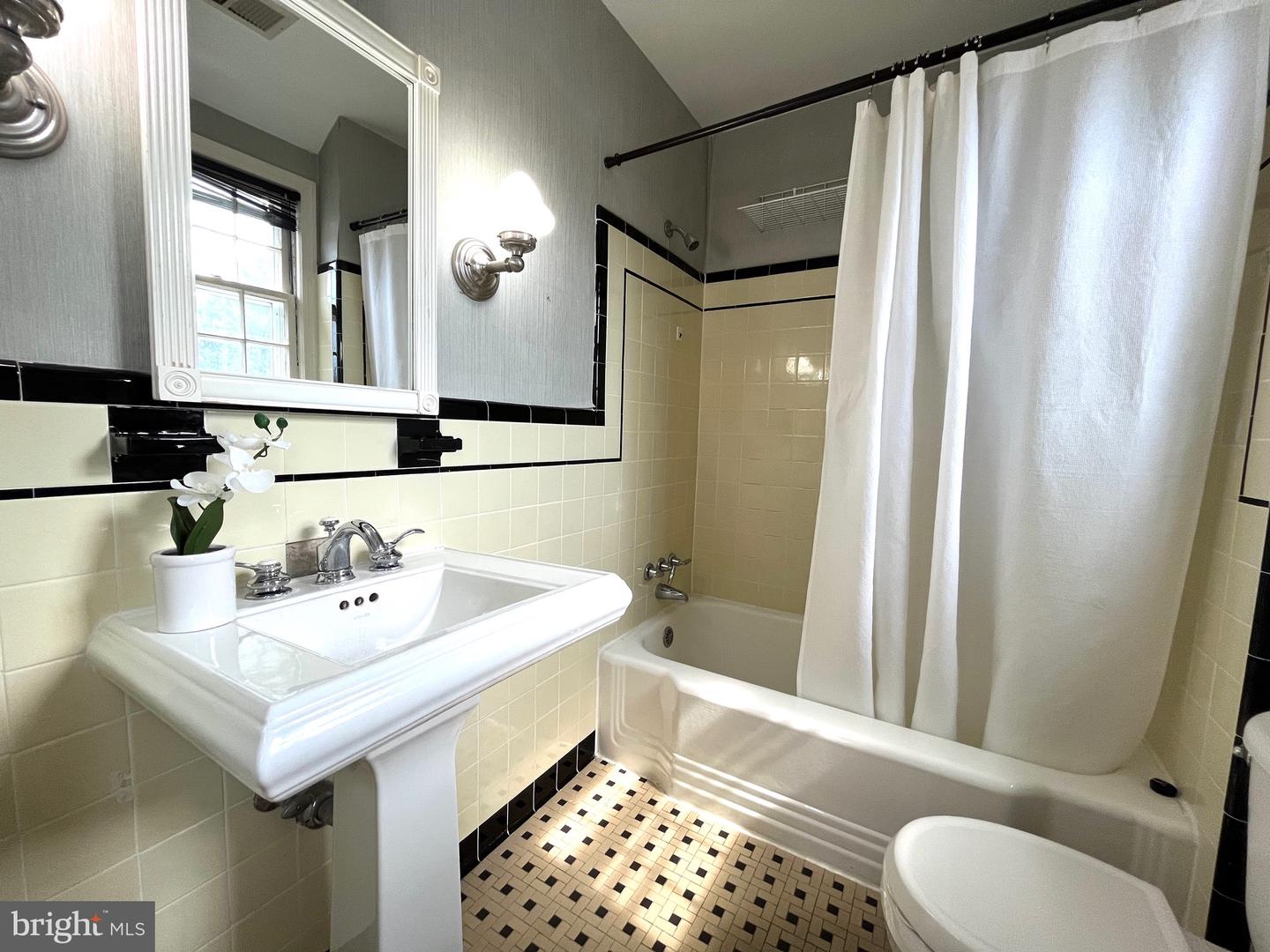 6012 19TH ST N, ARLINGTON, Virginia 22205, 3 Bedrooms Bedrooms, ,1 BathroomBathrooms,Residential,For sale,6012 19TH ST N,VAAR2054684 MLS # VAAR2054684