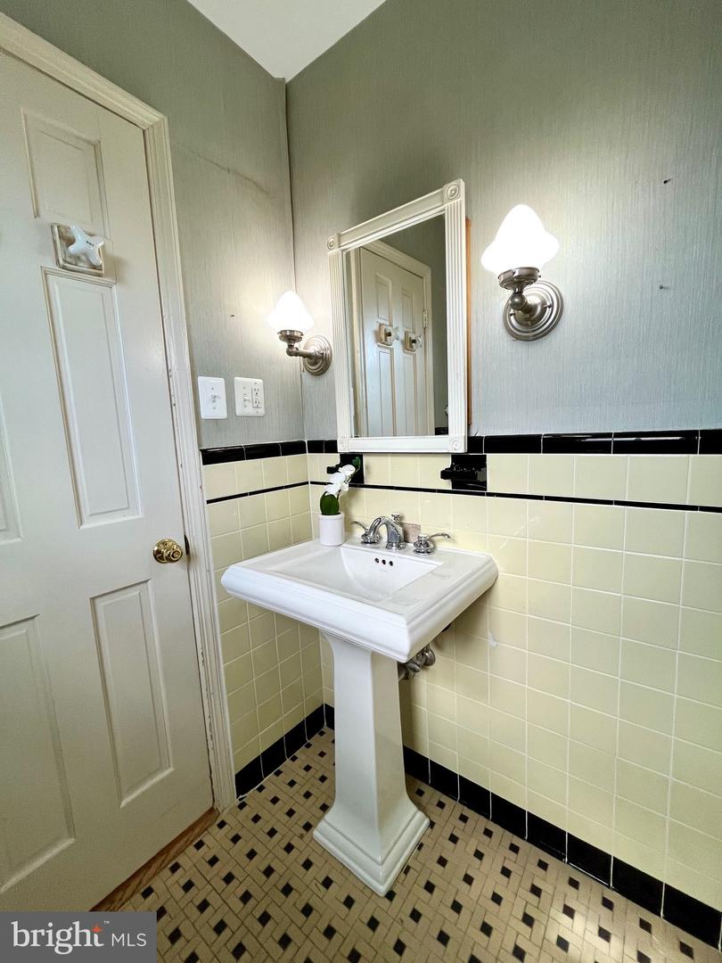 6012 19TH ST N, ARLINGTON, Virginia 22205, 3 Bedrooms Bedrooms, ,1 BathroomBathrooms,Residential,For sale,6012 19TH ST N,VAAR2054684 MLS # VAAR2054684
