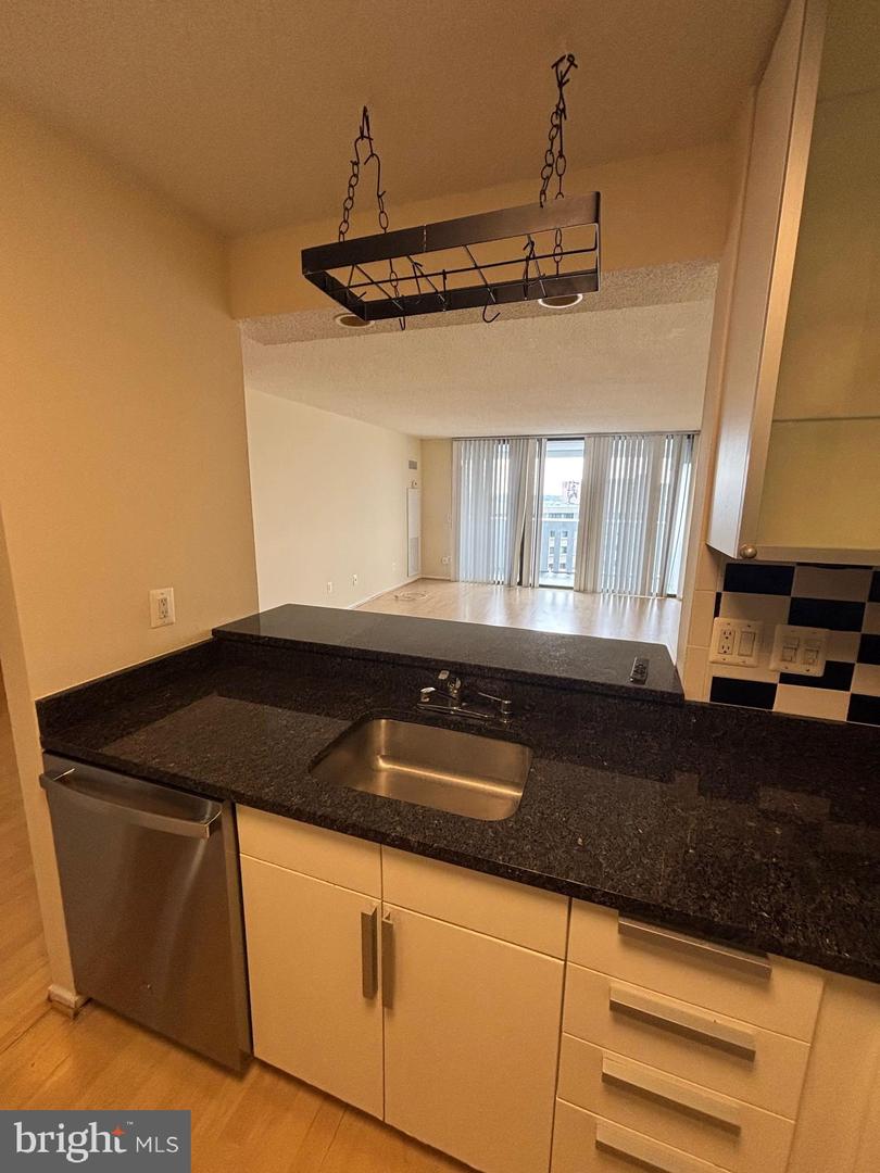6101 EDSALL RD #1709, ALEXANDRIA, Virginia 22304, 1 Bedroom Bedrooms, ,1 BathroomBathrooms,Residential,For sale,6101 EDSALL RD #1709,VAAX2043526 MLS # VAAX2043526