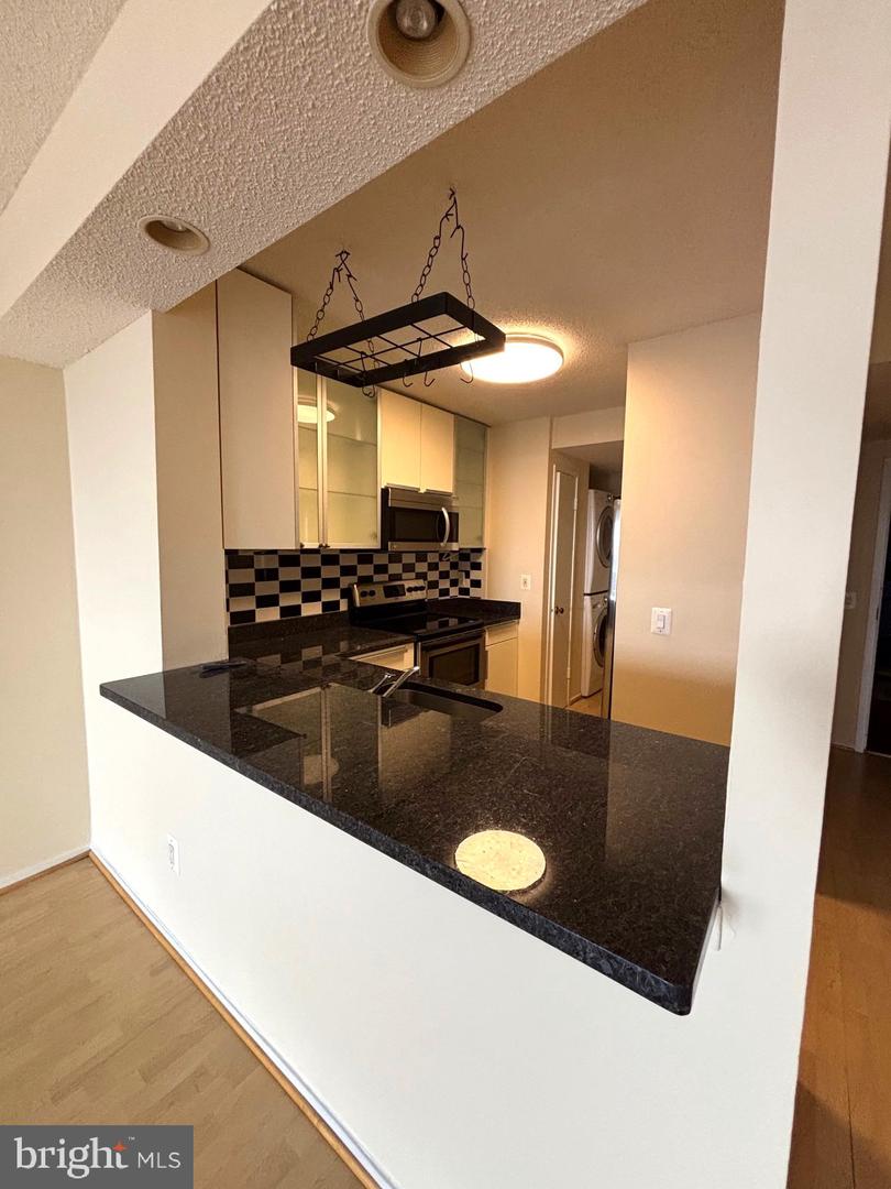 6101 EDSALL RD #1709, ALEXANDRIA, Virginia 22304, 1 Bedroom Bedrooms, ,1 BathroomBathrooms,Residential,For sale,6101 EDSALL RD #1709,VAAX2043526 MLS # VAAX2043526