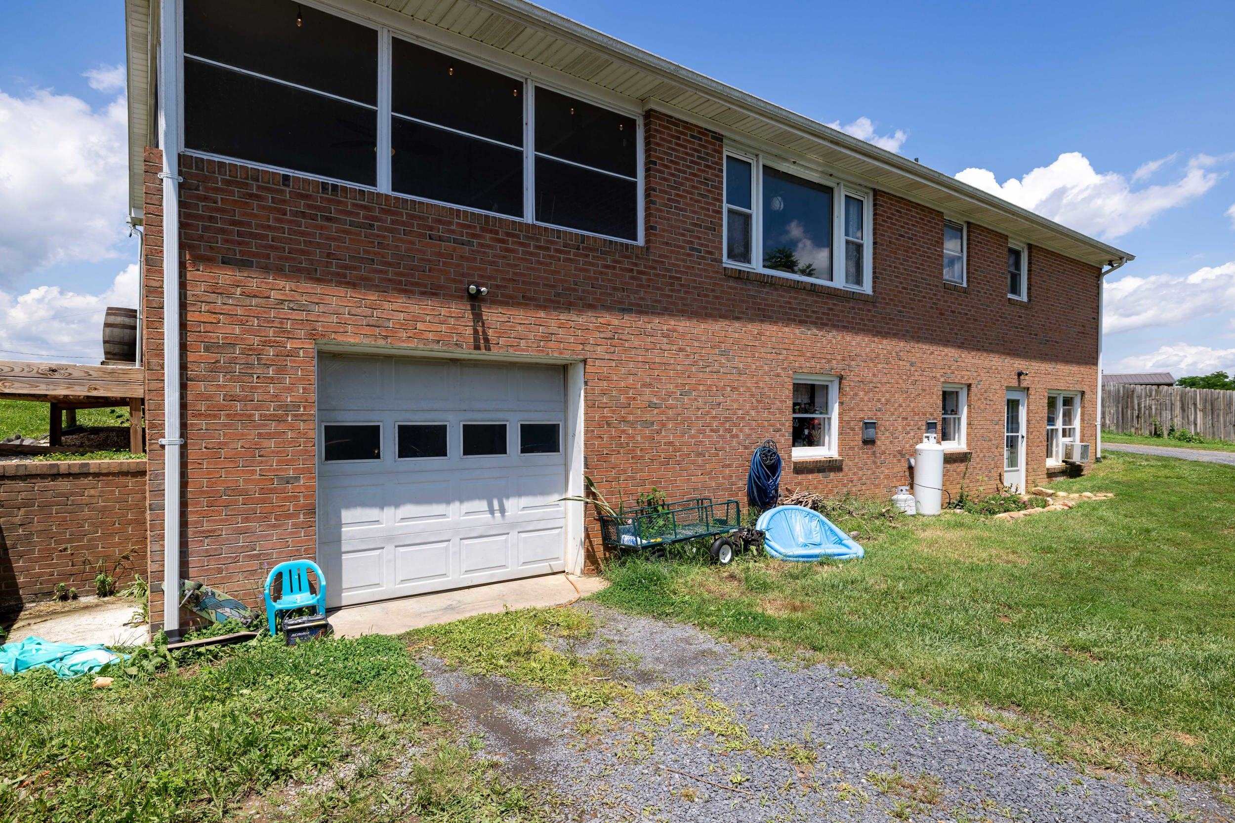 5226 DOGWOOD DR, MOUNT JACKSON, Virginia 22842, 4 Bedrooms Bedrooms, ,2 BathroomsBathrooms,Residential,5226 DOGWOOD DR,666652 MLS # 666652