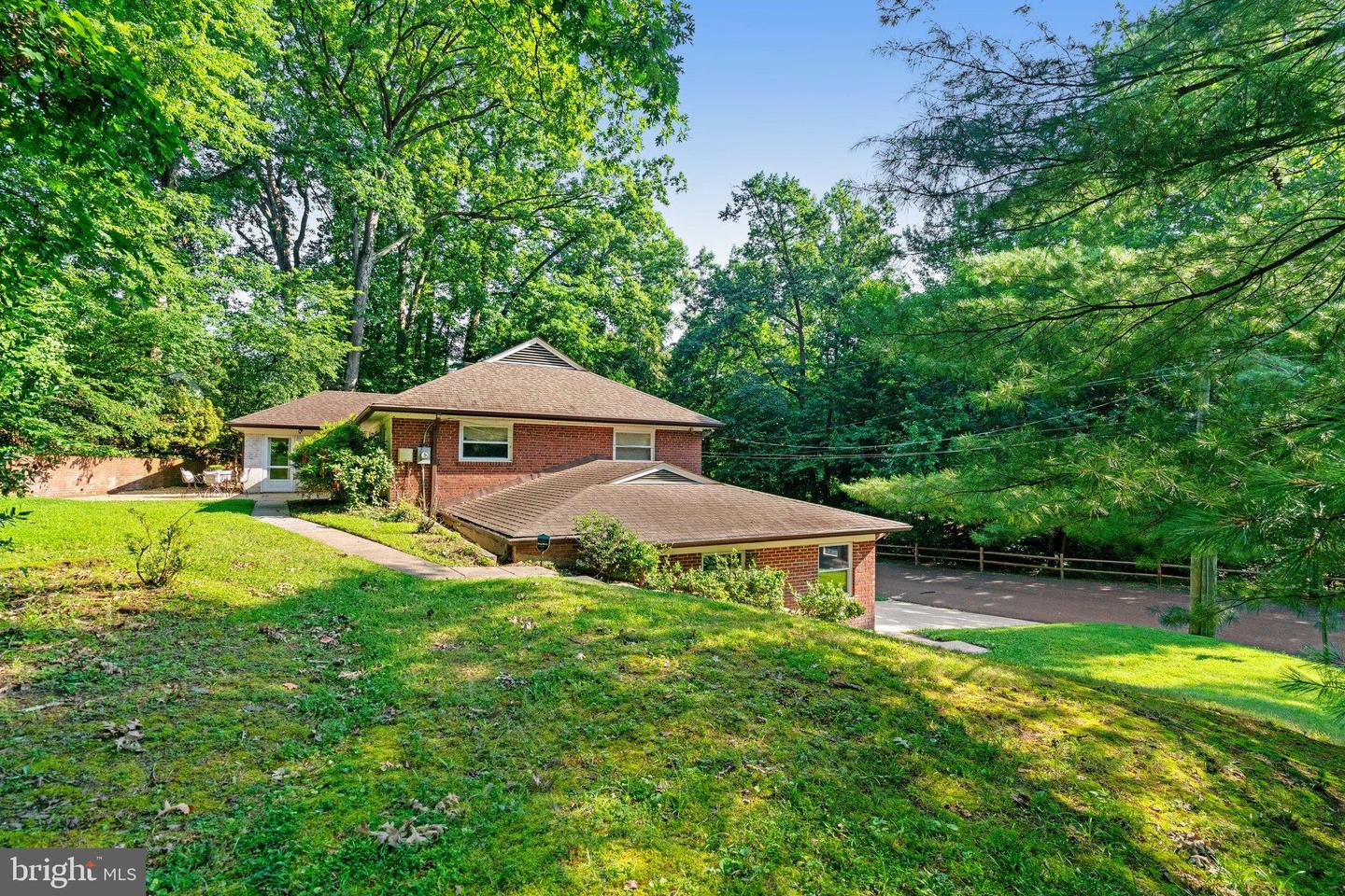 2420 N TAYLOR ST, ARLINGTON, Virginia 22207, 4 Bedrooms Bedrooms, ,3 BathroomsBathrooms,Residential,For sale,2420 N TAYLOR ST,VAAR2058422 MLS # VAAR2058422