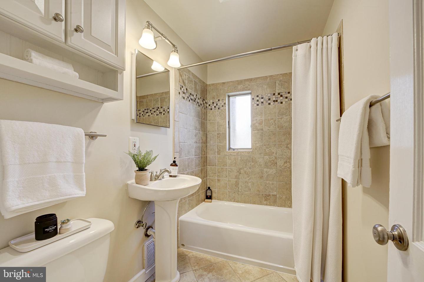 210-1/2 ADAMS AVE, ALEXANDRIA, Virginia 22301, 3 Bedrooms Bedrooms, ,1 BathroomBathrooms,Residential,For sale,210-1/2 ADAMS AVE,VAAX2045916 MLS # VAAX2045916