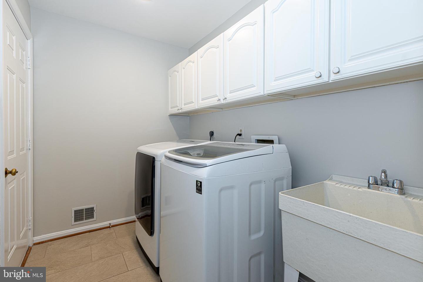 8105 OVERLAKE CT, FAIRFAX STATION, Virginia 22039, 4 Bedrooms Bedrooms, ,3 BathroomsBathrooms,Residential,For sale,8105 OVERLAKE CT,VAFX2246334 MLS # VAFX2246334