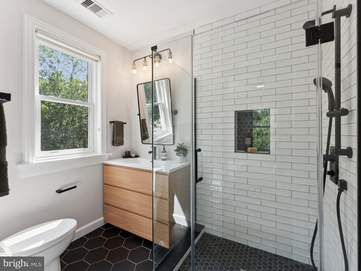 701 KENTUCKY AVE SE, WASHINGTON, District Of Columbia 20003, 4 Bedrooms Bedrooms, ,3 BathroomsBathrooms,Residential,For sale,701 KENTUCKY AVE SE,DCDC2205748 MLS # DCDC2205748