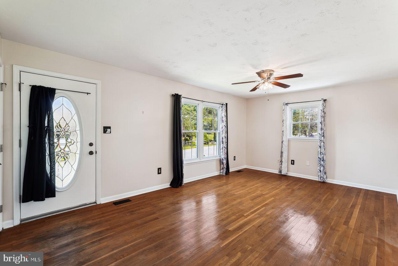 1101 VIRGINIA AVE, FRONT ROYAL, Virginia 22630, 3 Bedrooms Bedrooms, ,2 BathroomsBathrooms,Residential,For sale,1101 VIRGINIA AVE,VAWR2011546 MLS # VAWR2011546