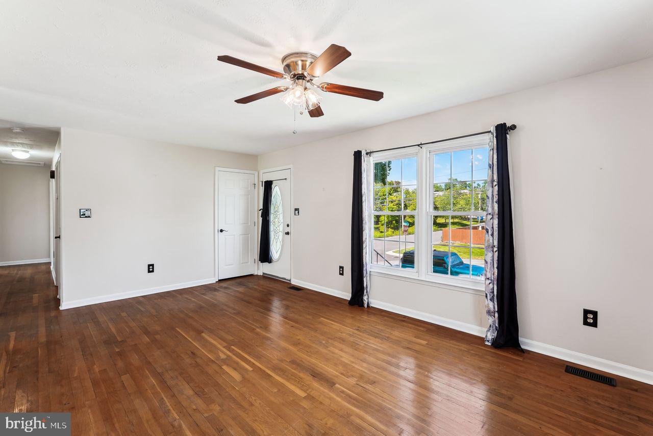 1101 VIRGINIA AVE, FRONT ROYAL, Virginia 22630, 3 Bedrooms Bedrooms, ,2 BathroomsBathrooms,Residential,For sale,1101 VIRGINIA AVE,VAWR2011546 MLS # VAWR2011546