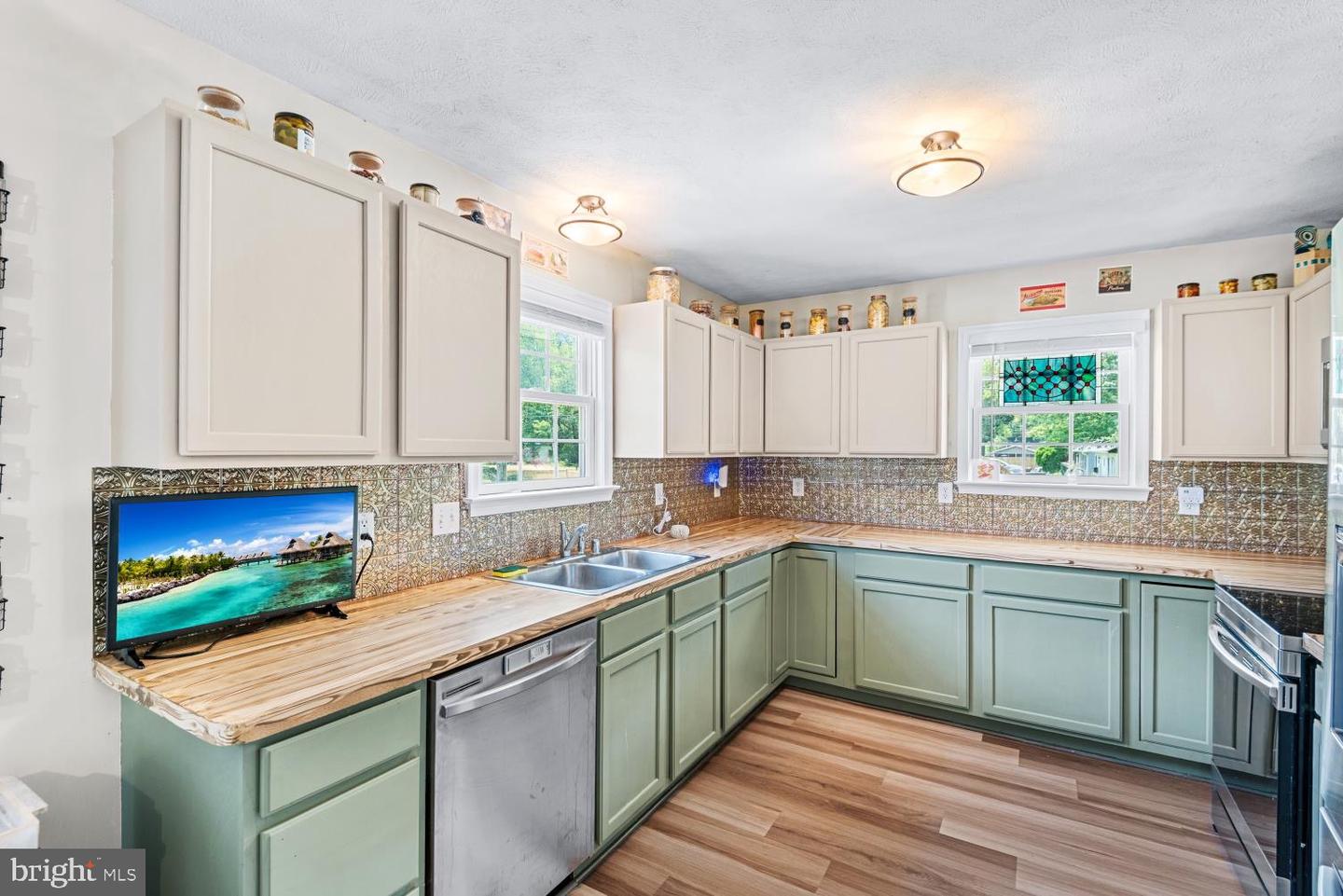 301 3RD STREET, COLONIAL BEACH, Virginia 22443, 3 Bedrooms Bedrooms, 9 Rooms Rooms,2 BathroomsBathrooms,Residential,For sale,301 3RD STREET,VAWE2009172 MLS # VAWE2009172