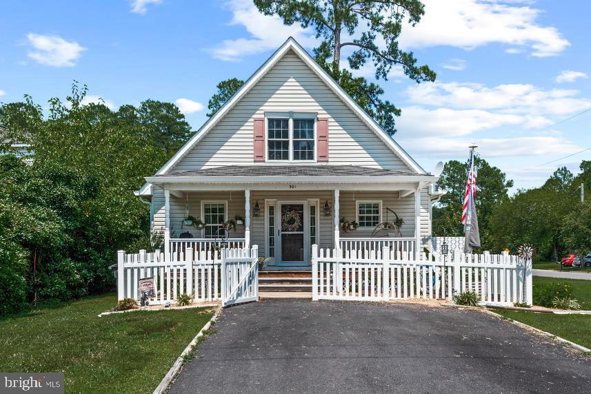 301 3RD STREET, COLONIAL BEACH, Virginia 22443, 3 Bedrooms Bedrooms, 9 Rooms Rooms,2 BathroomsBathrooms,Residential,For sale,301 3RD STREET,VAWE2009172 MLS # VAWE2009172