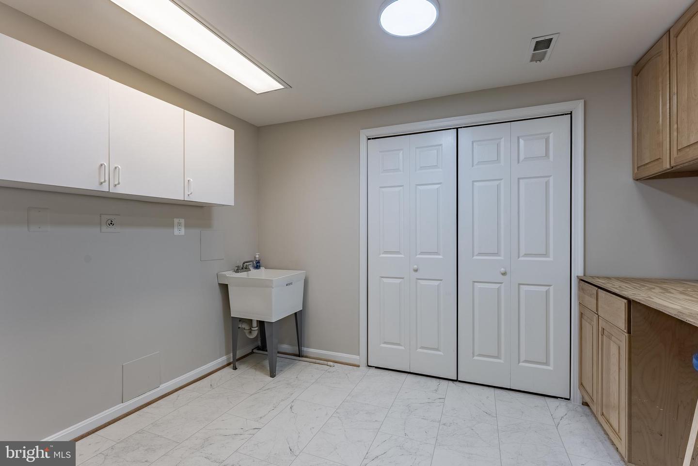 5303 JERELL CT, BURKE, Virginia 22015, 4 Bedrooms Bedrooms, ,2 BathroomsBathrooms,Residential,For sale,5303 JERELL CT,VAFX2249398 MLS # VAFX2249398