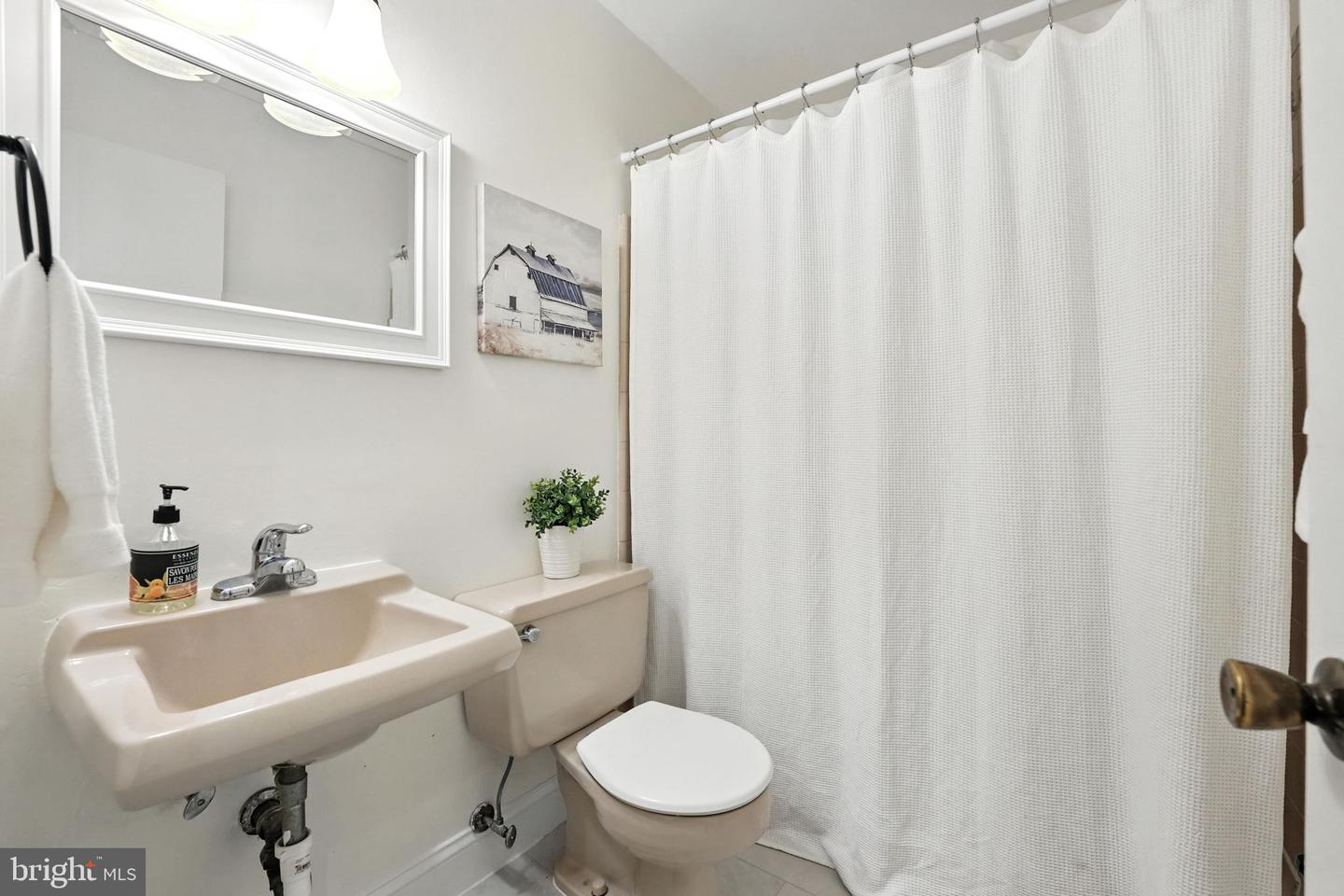 5105 LINETTE LN, ANNANDALE, Virginia 22003, 4 Bedrooms Bedrooms, ,2 BathroomsBathrooms,Residential,For sale,5105 LINETTE LN,VAFX2250022 MLS # VAFX2250022