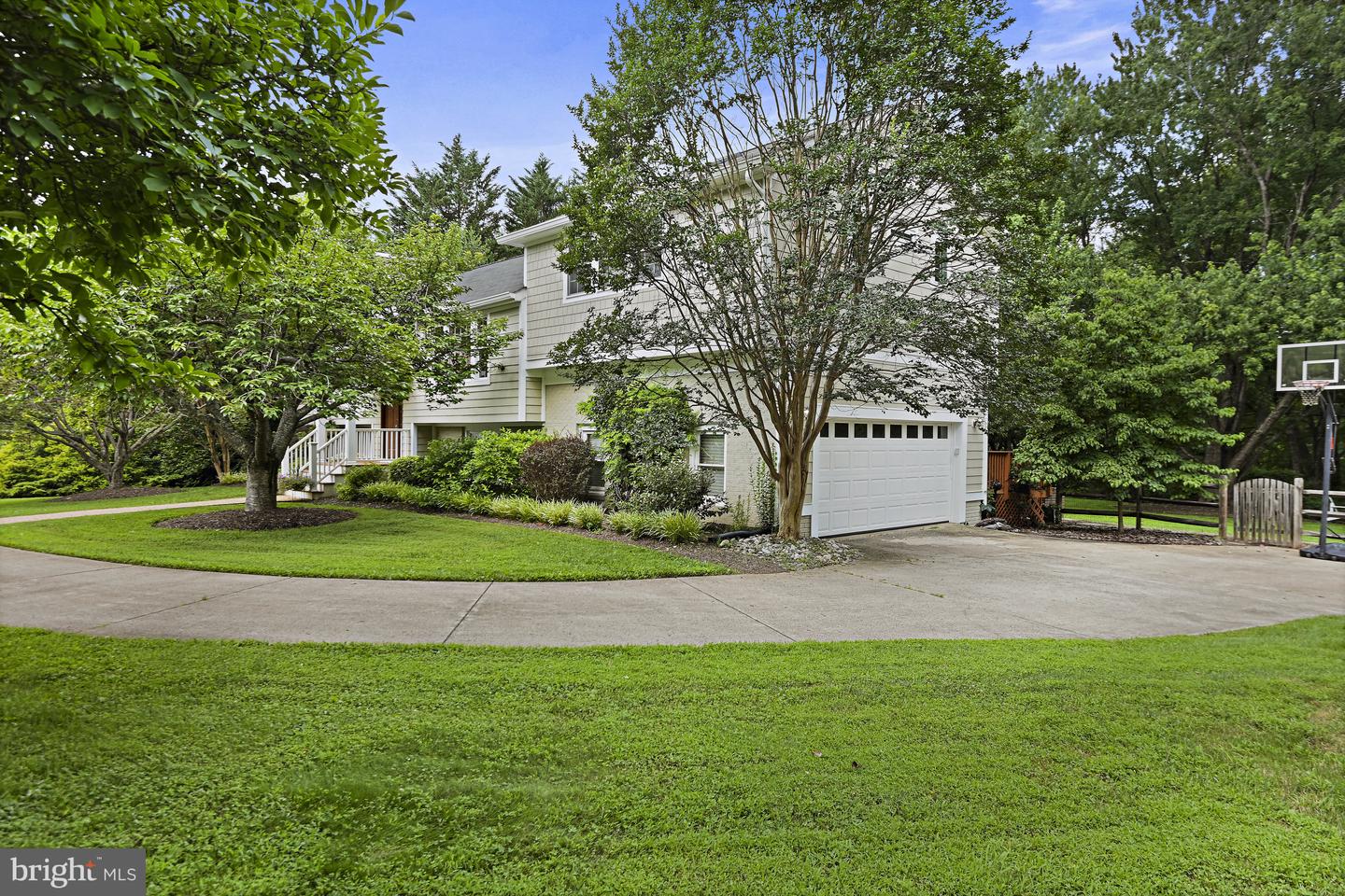 1681 ABBEY OAK DR, VIENNA, Virginia 22182, 5 Bedrooms Bedrooms, ,3 BathroomsBathrooms,Residential,For sale,1681 ABBEY OAK DR,VAFX2250084 MLS # VAFX2250084