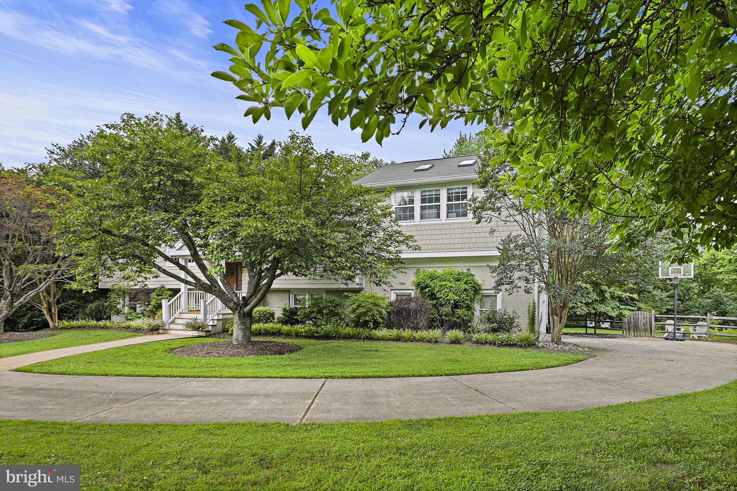 1681 ABBEY OAK DR, VIENNA, Virginia 22182, 5 Bedrooms Bedrooms, ,3 BathroomsBathrooms,Residential,For sale,1681 ABBEY OAK DR,VAFX2250084 MLS # VAFX2250084