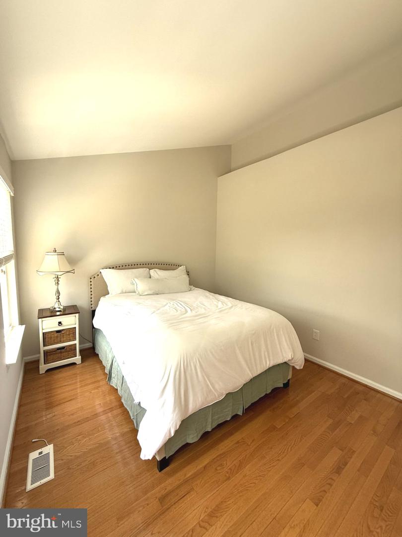 5287 BALLYCASTLE CIR, ALEXANDRIA, Virginia 22315, 3 Bedrooms Bedrooms, ,2 BathroomsBathrooms,Residential,For sale,5287 BALLYCASTLE CIR,VAFX2250586 MLS # VAFX2250586