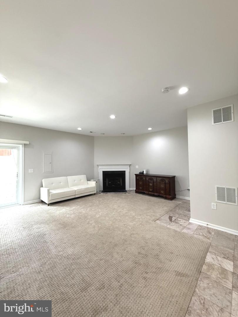 5287 BALLYCASTLE CIR, ALEXANDRIA, Virginia 22315, 3 Bedrooms Bedrooms, ,2 BathroomsBathrooms,Residential,For sale,5287 BALLYCASTLE CIR,VAFX2250586 MLS # VAFX2250586