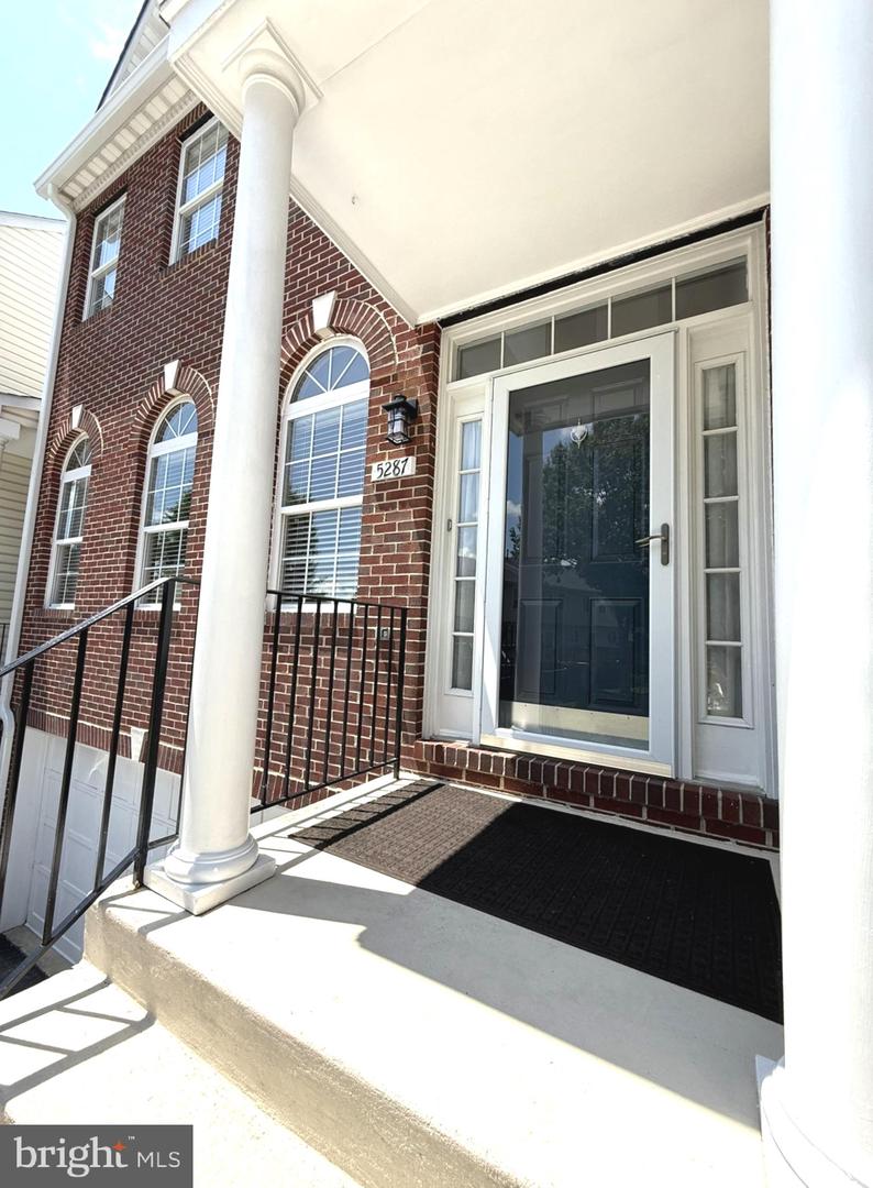 5287 BALLYCASTLE CIR, ALEXANDRIA, Virginia 22315, 3 Bedrooms Bedrooms, ,2 BathroomsBathrooms,Residential,For sale,5287 BALLYCASTLE CIR,VAFX2250586 MLS # VAFX2250586