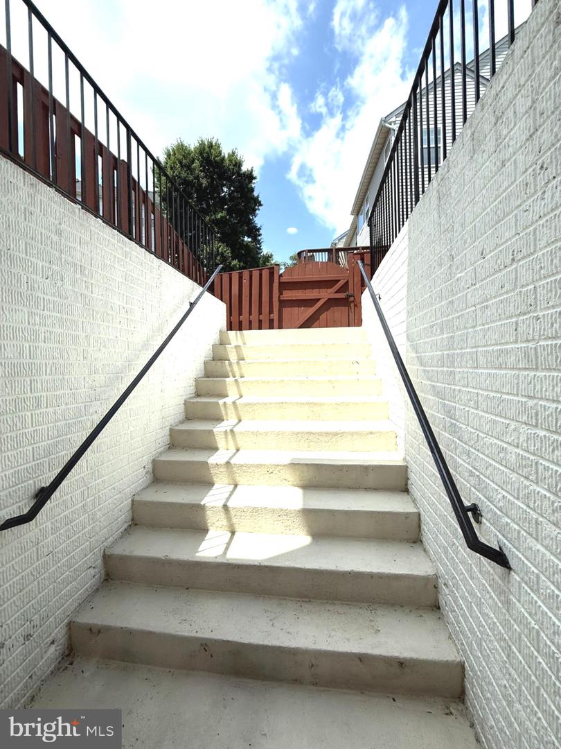 5287 BALLYCASTLE CIR, ALEXANDRIA, Virginia 22315, 3 Bedrooms Bedrooms, ,2 BathroomsBathrooms,Residential,For sale,5287 BALLYCASTLE CIR,VAFX2250586 MLS # VAFX2250586