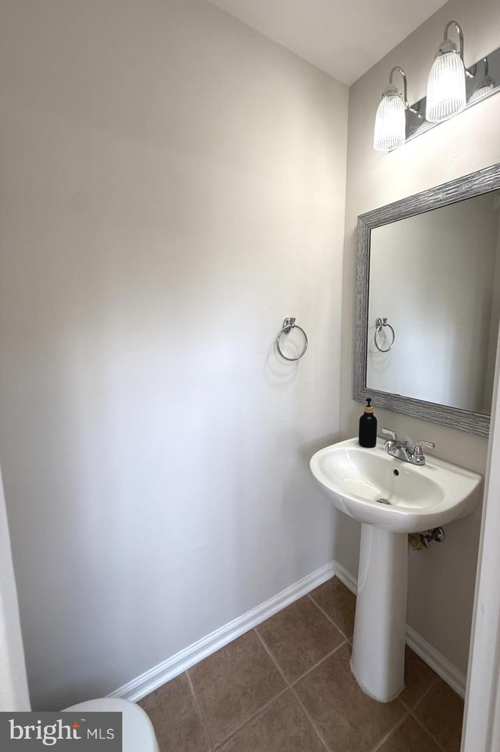 5287 BALLYCASTLE CIR, ALEXANDRIA, Virginia 22315, 3 Bedrooms Bedrooms, ,2 BathroomsBathrooms,Residential,For sale,5287 BALLYCASTLE CIR,VAFX2250586 MLS # VAFX2250586