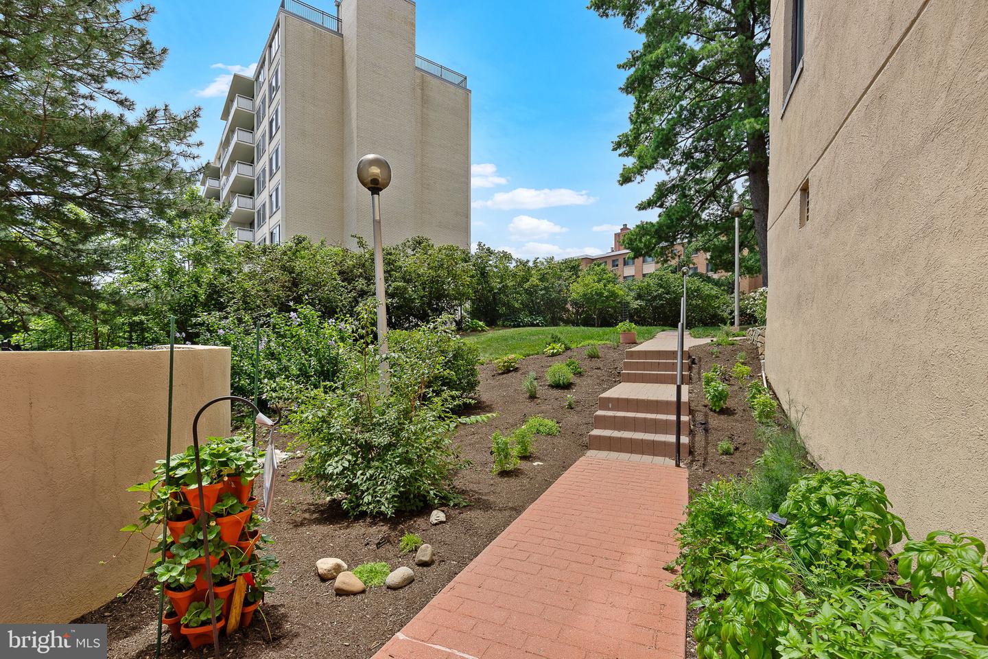 1101 S ARLINGTON RIDGE RD #214, ARLINGTON, Virginia 22202, 2 Bedrooms Bedrooms, ,2 BathroomsBathrooms,Residential,For sale,1101 S ARLINGTON RIDGE RD #214,VAAR2059894 MLS # VAAR2059894