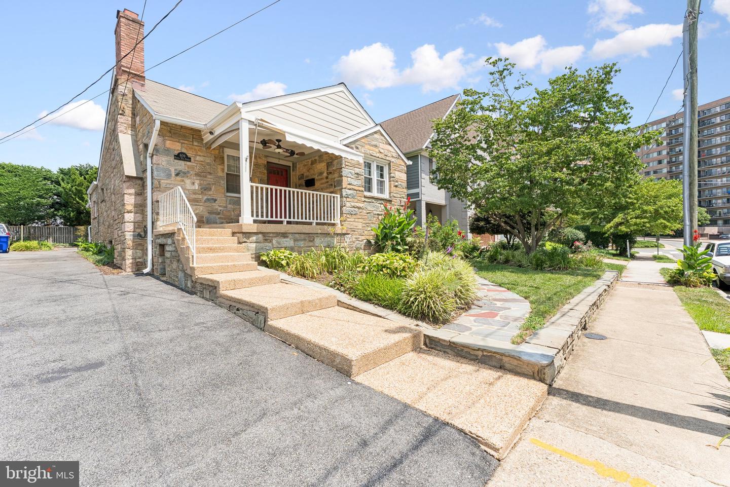 609 21ST ST S, ARLINGTON, Virginia 22202, 3 Bedrooms Bedrooms, ,3 BathroomsBathrooms,Residential,For sale,609 21ST ST S,VAAR2059896 MLS # VAAR2059896
