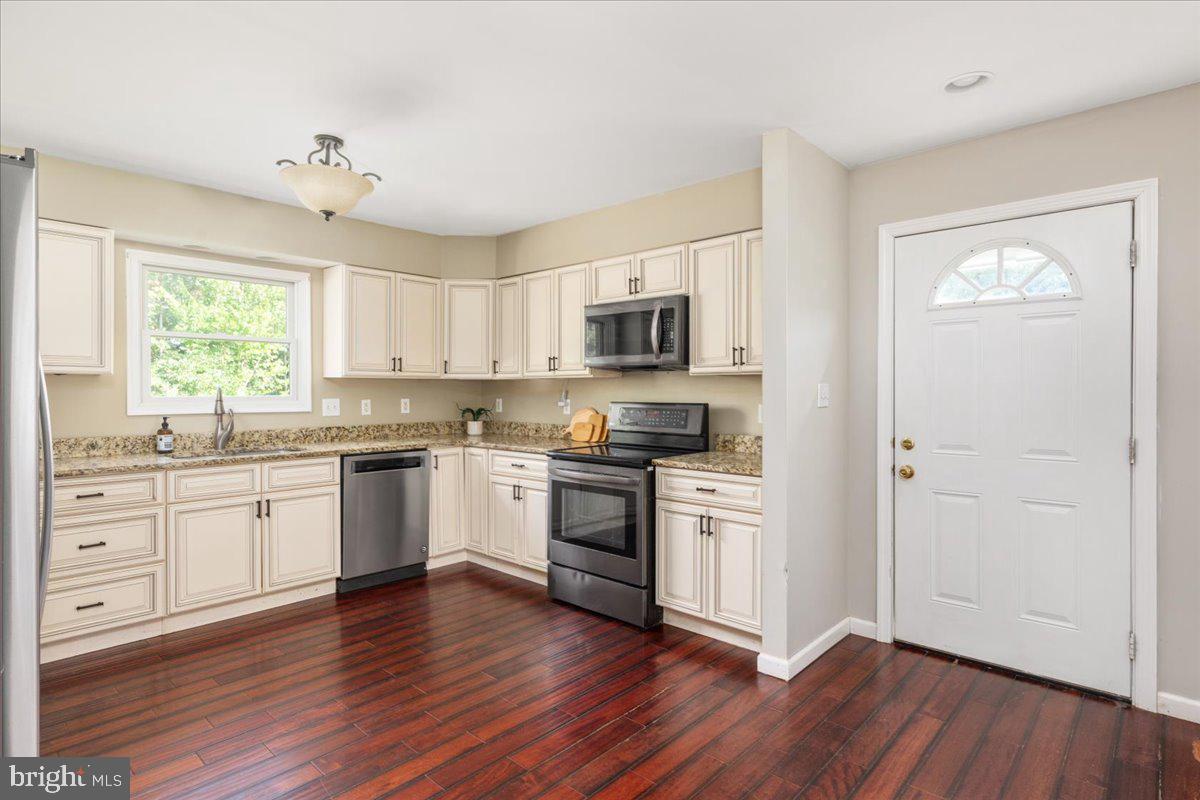 215 THOMAS DR, MIDDLETOWN, Virginia 22645, 3 Bedrooms Bedrooms, ,2 BathroomsBathrooms,Residential,For sale,215 THOMAS DR,VAWR2011604 MLS # VAWR2011604