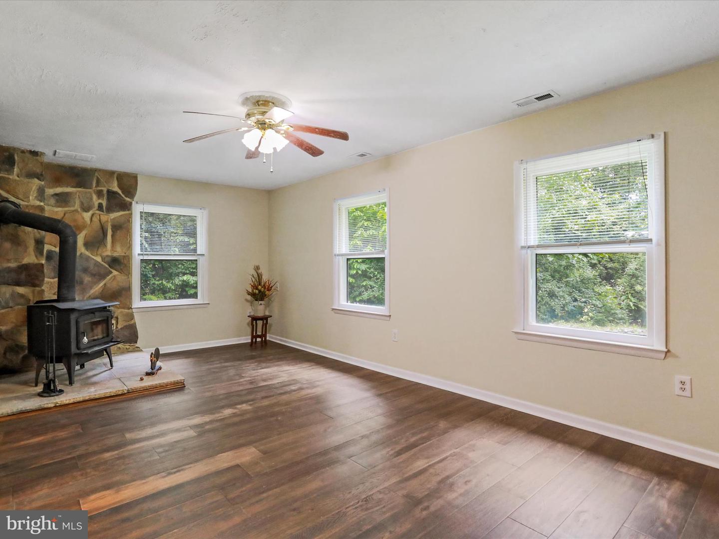 275 MOUNTAIN HEIGHTS RD, FRONT ROYAL, Virginia 22630, 2 Bedrooms Bedrooms, ,1 BathroomBathrooms,Residential,For sale,275 MOUNTAIN HEIGHTS RD,VAWR2011662 MLS # VAWR2011662