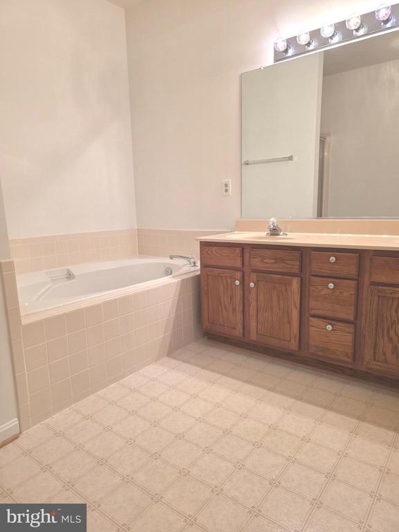 11206 LYNCHBURG DR, FREDERICKSBURG, Virginia 22407, 2 Bedrooms Bedrooms, ,2 BathroomsBathrooms,Residential,11206 LYNCHBURG DR,VASP2034650 MLS # VASP2034650