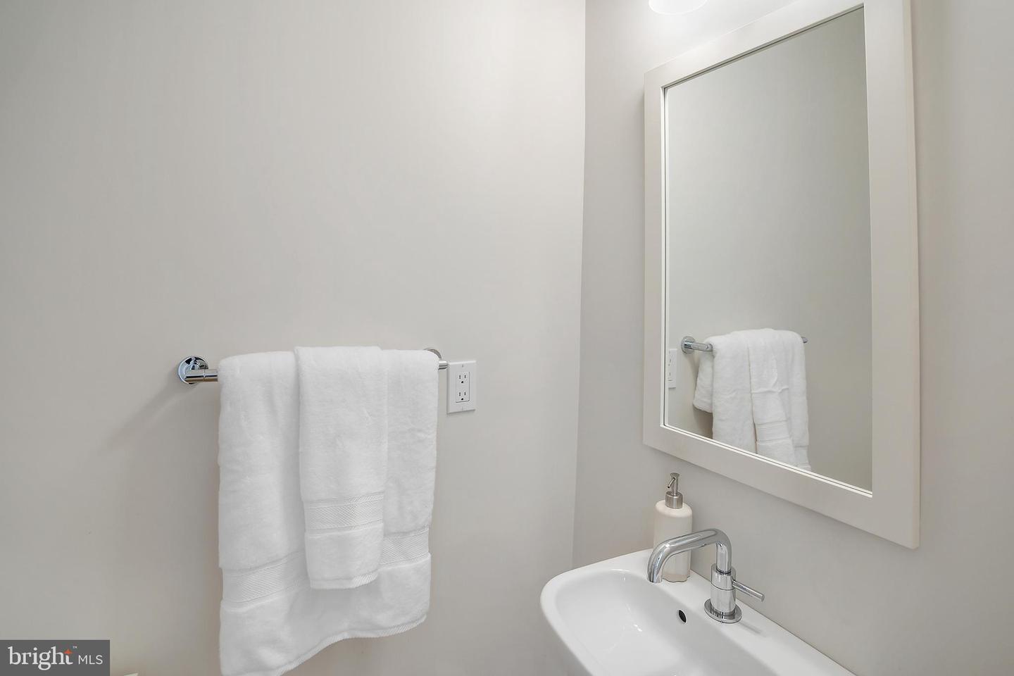 420 13TH ST SE, WASHINGTON, District Of Columbia 20003, 3 Bedrooms Bedrooms, ,4 BathroomsBathrooms,Residential,For sale,420 13TH ST SE,DCDC2210062 MLS # DCDC2210062