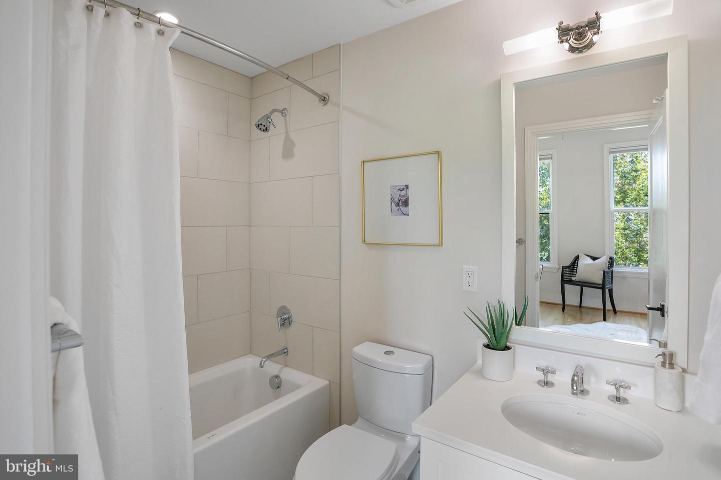 420 13TH ST SE, WASHINGTON, District Of Columbia 20003, 3 Bedrooms Bedrooms, ,4 BathroomsBathrooms,Residential,For sale,420 13TH ST SE,DCDC2210062 MLS # DCDC2210062