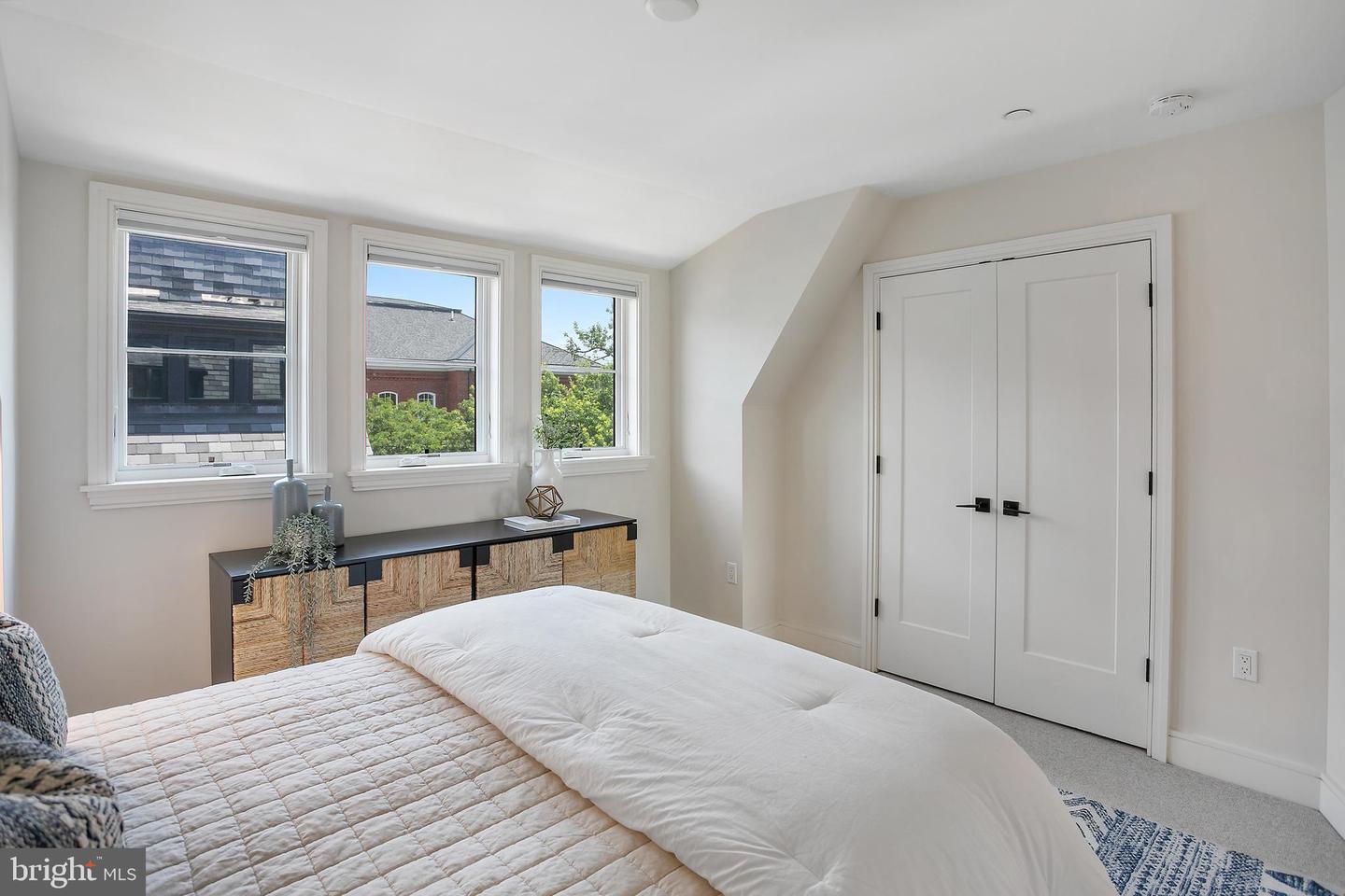 420 13TH ST SE, WASHINGTON, District Of Columbia 20003, 3 Bedrooms Bedrooms, ,4 BathroomsBathrooms,Residential,For sale,420 13TH ST SE,DCDC2210062 MLS # DCDC2210062