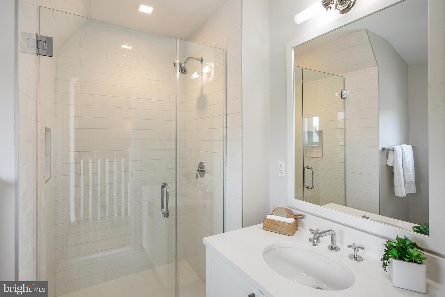 420 13TH ST SE, WASHINGTON, District Of Columbia 20003, 3 Bedrooms Bedrooms, ,4 BathroomsBathrooms,Residential,For sale,420 13TH ST SE,DCDC2210062 MLS # DCDC2210062