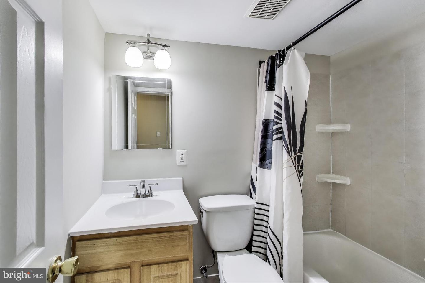 12654 .DARA. #102, WOODBRIDGE, Virginia 22192, 2 Bedrooms Bedrooms, ,1 BathroomBathrooms,Residential,For sale,12654 .DARA. #102,VAPW2099142 MLS # VAPW2099142