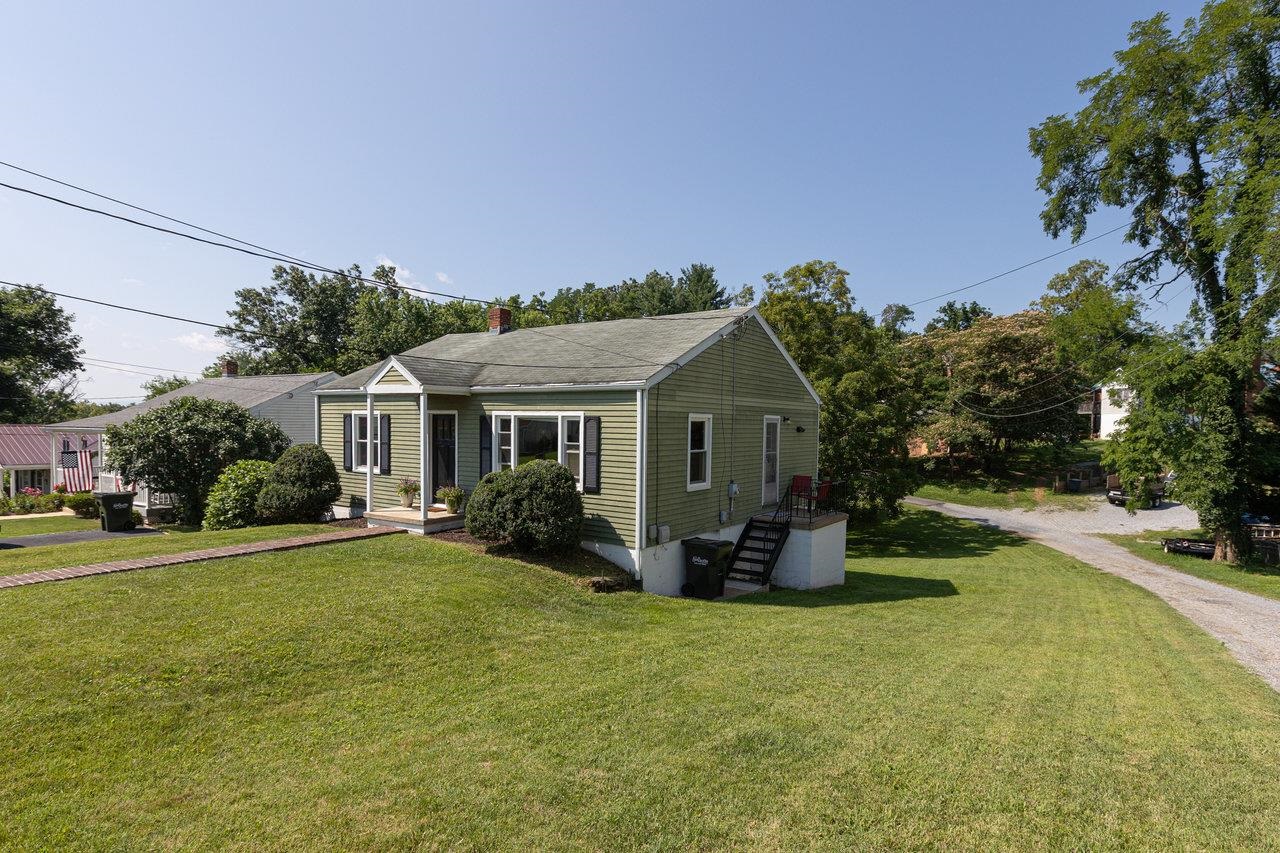122 FRASER LN, STAUNTON, Virginia 24401, 2 Bedrooms Bedrooms, ,1 BathroomBathrooms,Residential,122 FRASER LN,666673 MLS # 666673