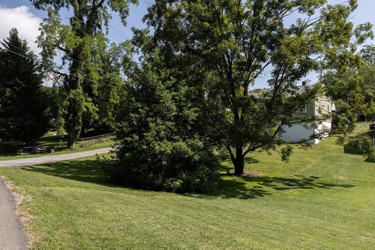 122 FRASER LN, STAUNTON, Virginia 24401, 2 Bedrooms Bedrooms, ,1 BathroomBathrooms,Residential,122 FRASER LN,666673 MLS # 666673