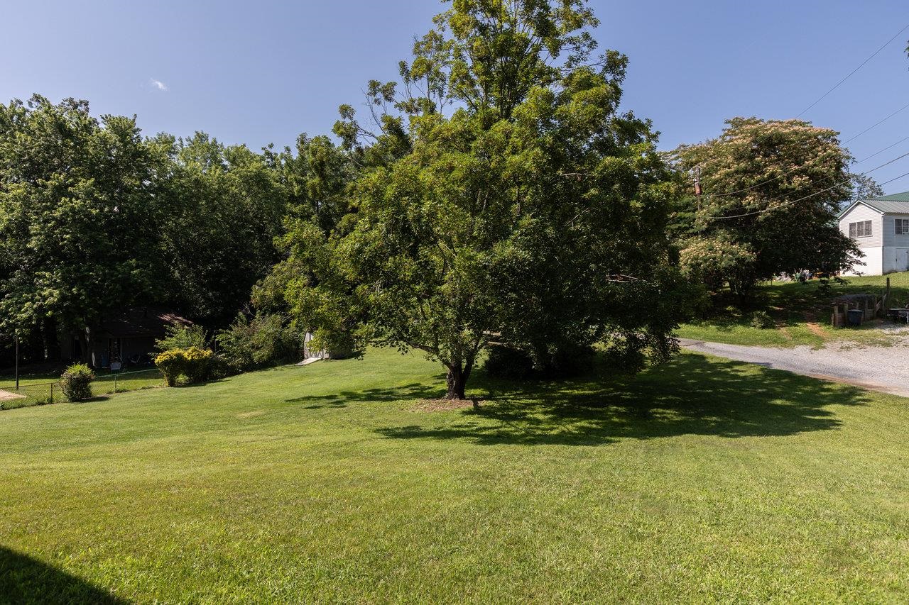 122 FRASER LN, STAUNTON, Virginia 24401, 2 Bedrooms Bedrooms, ,1 BathroomBathrooms,Residential,122 FRASER LN,666673 MLS # 666673