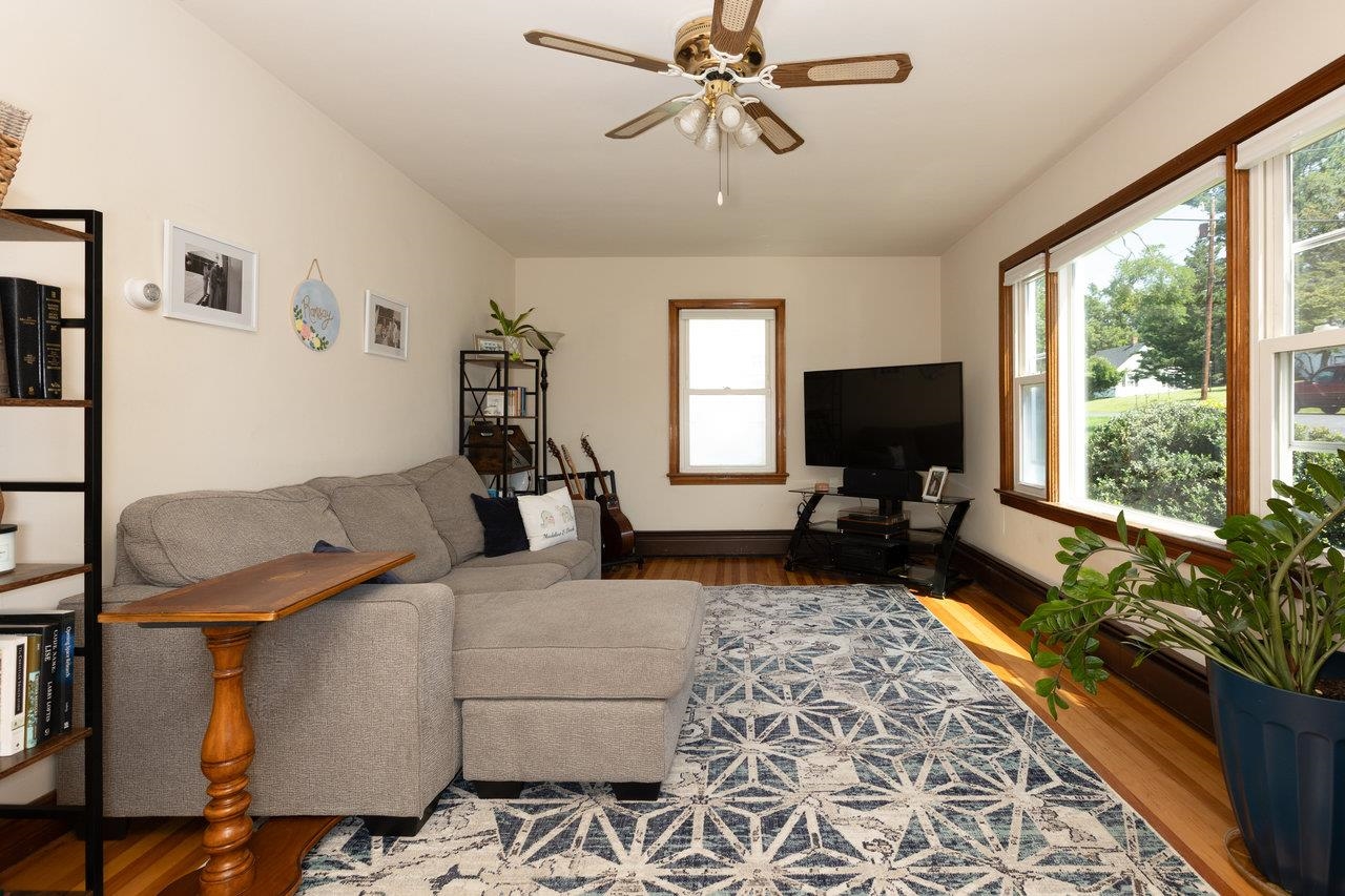 122 FRASER LN, STAUNTON, Virginia 24401, 2 Bedrooms Bedrooms, ,1 BathroomBathrooms,Residential,122 FRASER LN,666673 MLS # 666673