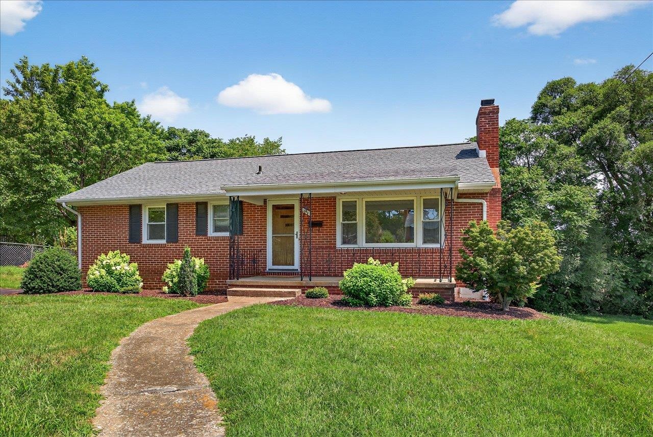 2421 MT VERNON ST, WAYNESBORO, Virginia 22980, 4 Bedrooms Bedrooms, ,2 BathroomsBathrooms,Residential,2421 MT VERNON ST,666675 MLS # 666675