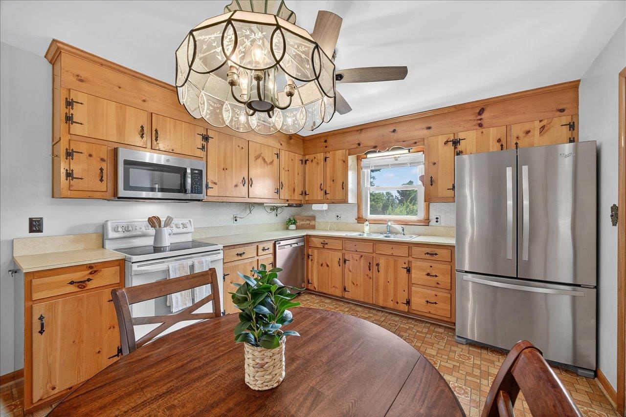 2421 MT VERNON ST, WAYNESBORO, Virginia 22980, 4 Bedrooms Bedrooms, ,2 BathroomsBathrooms,Residential,2421 MT VERNON ST,666675 MLS # 666675