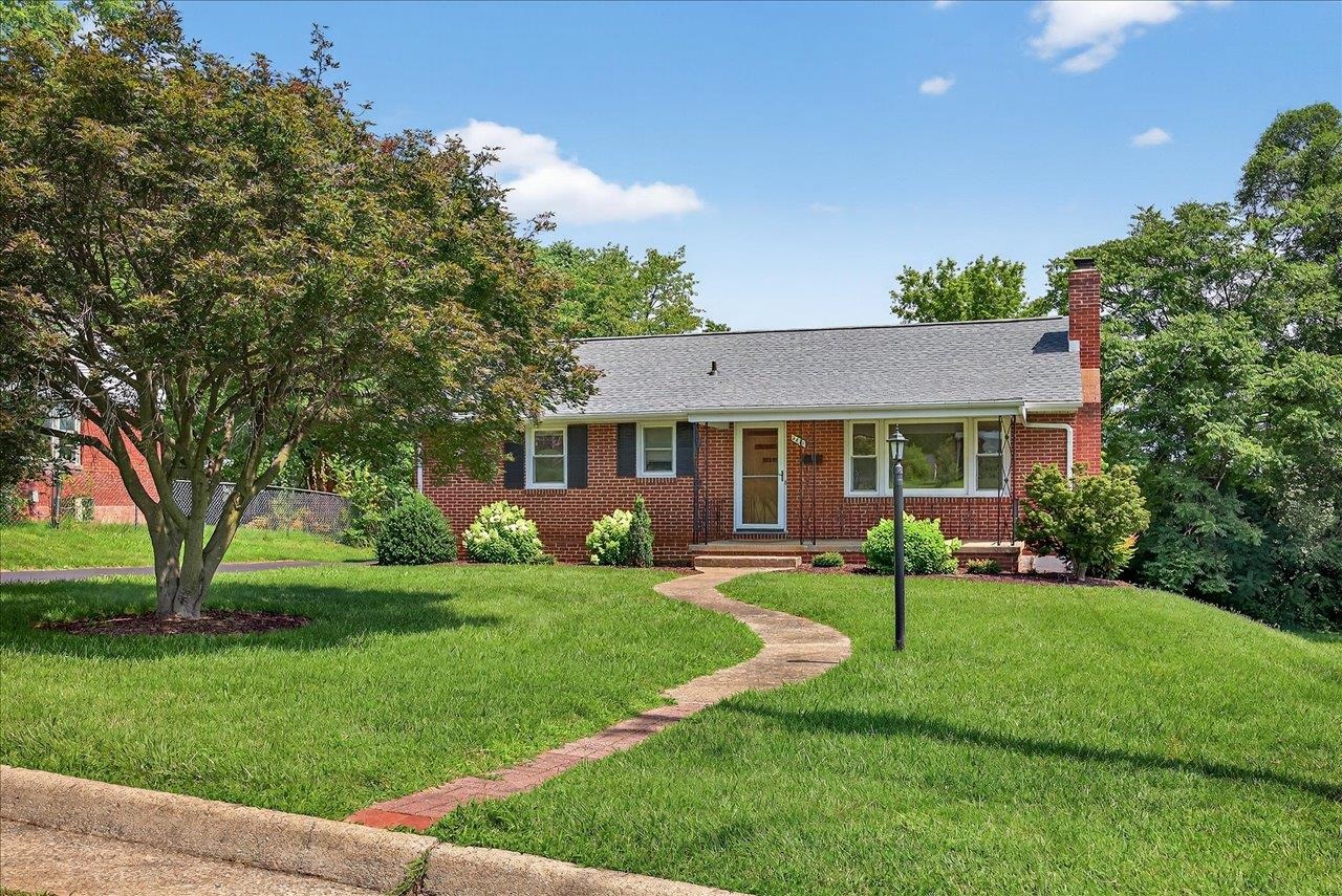 2421 MT VERNON ST, WAYNESBORO, Virginia 22980, 4 Bedrooms Bedrooms, ,2 BathroomsBathrooms,Residential,2421 MT VERNON ST,666675 MLS # 666675