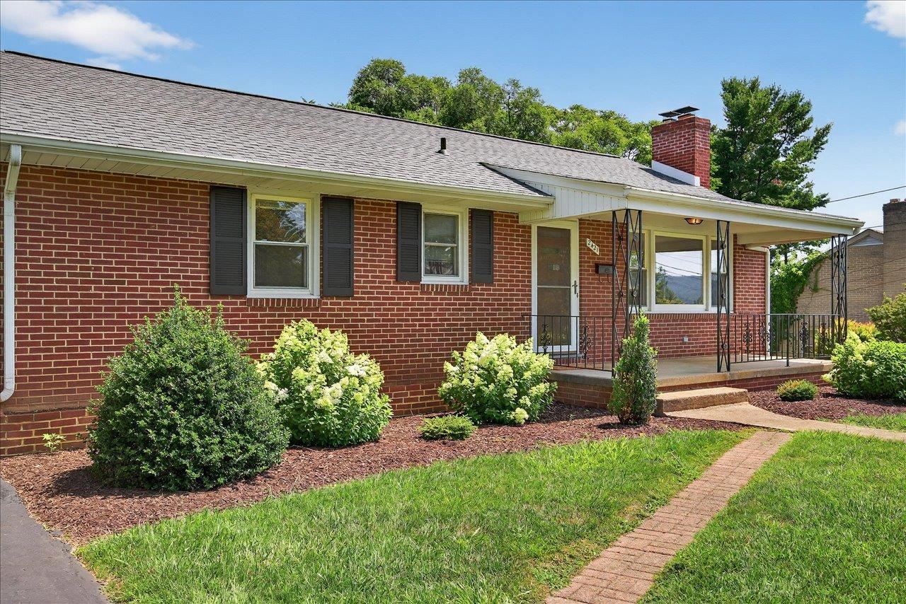 2421 MT VERNON ST, WAYNESBORO, Virginia 22980, 4 Bedrooms Bedrooms, ,2 BathroomsBathrooms,Residential,2421 MT VERNON ST,666675 MLS # 666675