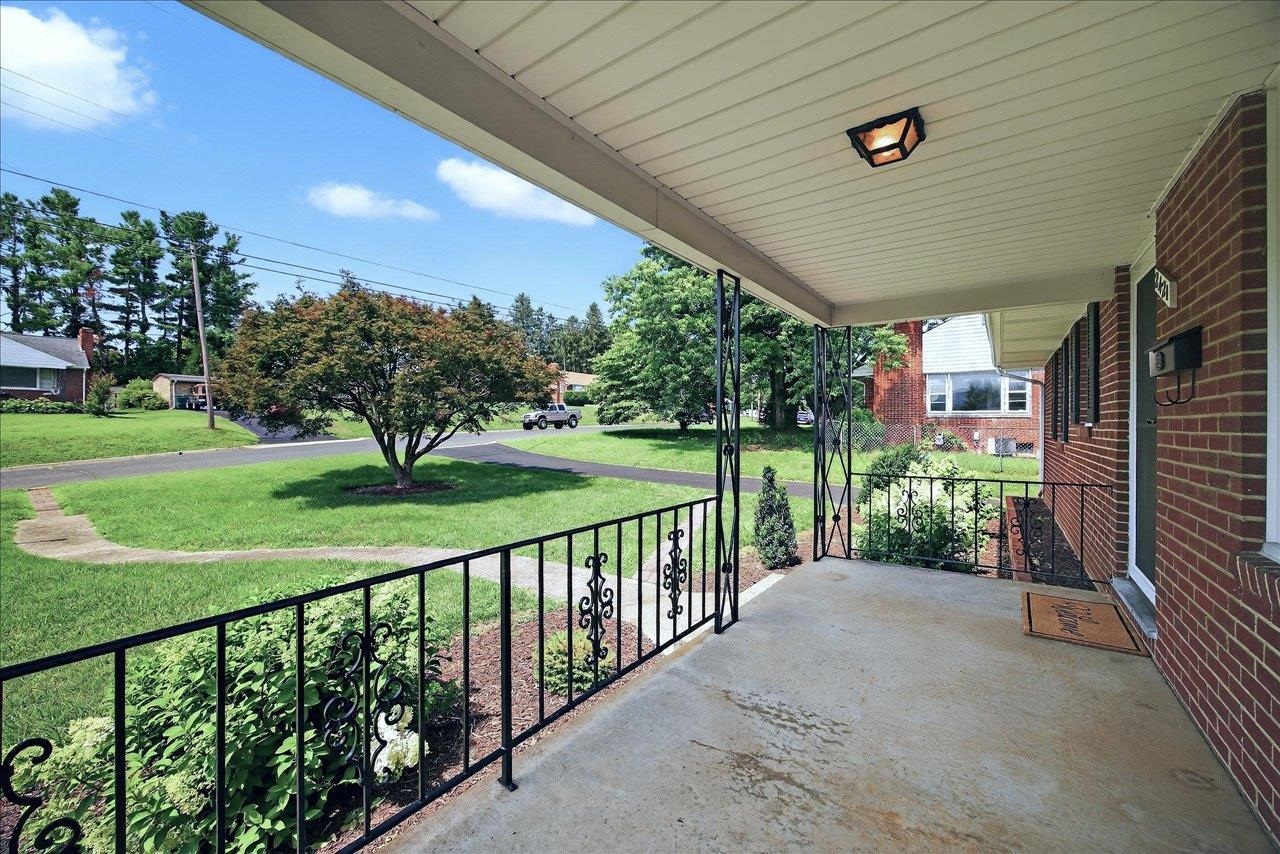 2421 MT VERNON ST, WAYNESBORO, Virginia 22980, 4 Bedrooms Bedrooms, ,2 BathroomsBathrooms,Residential,2421 MT VERNON ST,666675 MLS # 666675