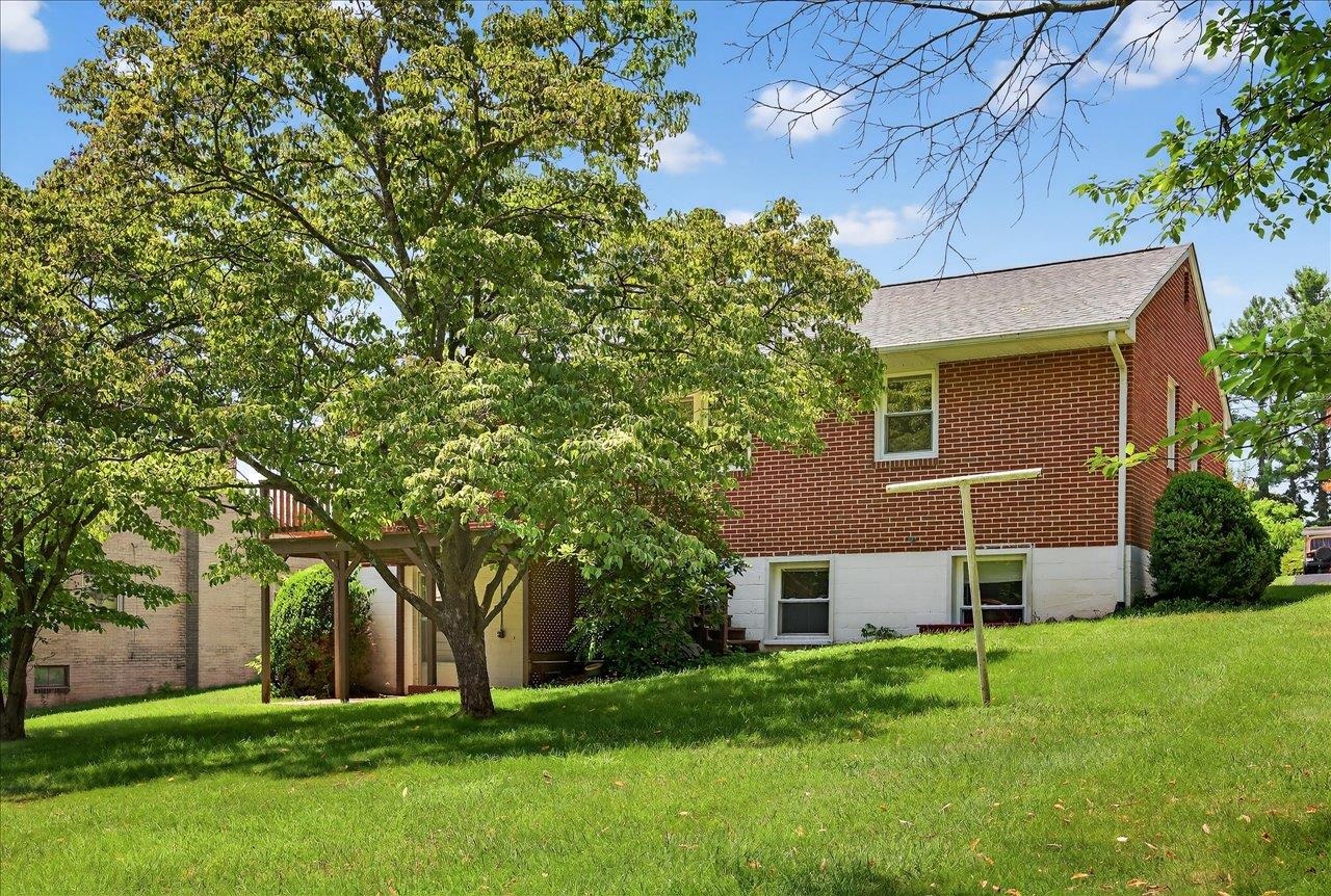 2421 MT VERNON ST, WAYNESBORO, Virginia 22980, 4 Bedrooms Bedrooms, ,2 BathroomsBathrooms,Residential,2421 MT VERNON ST,666675 MLS # 666675